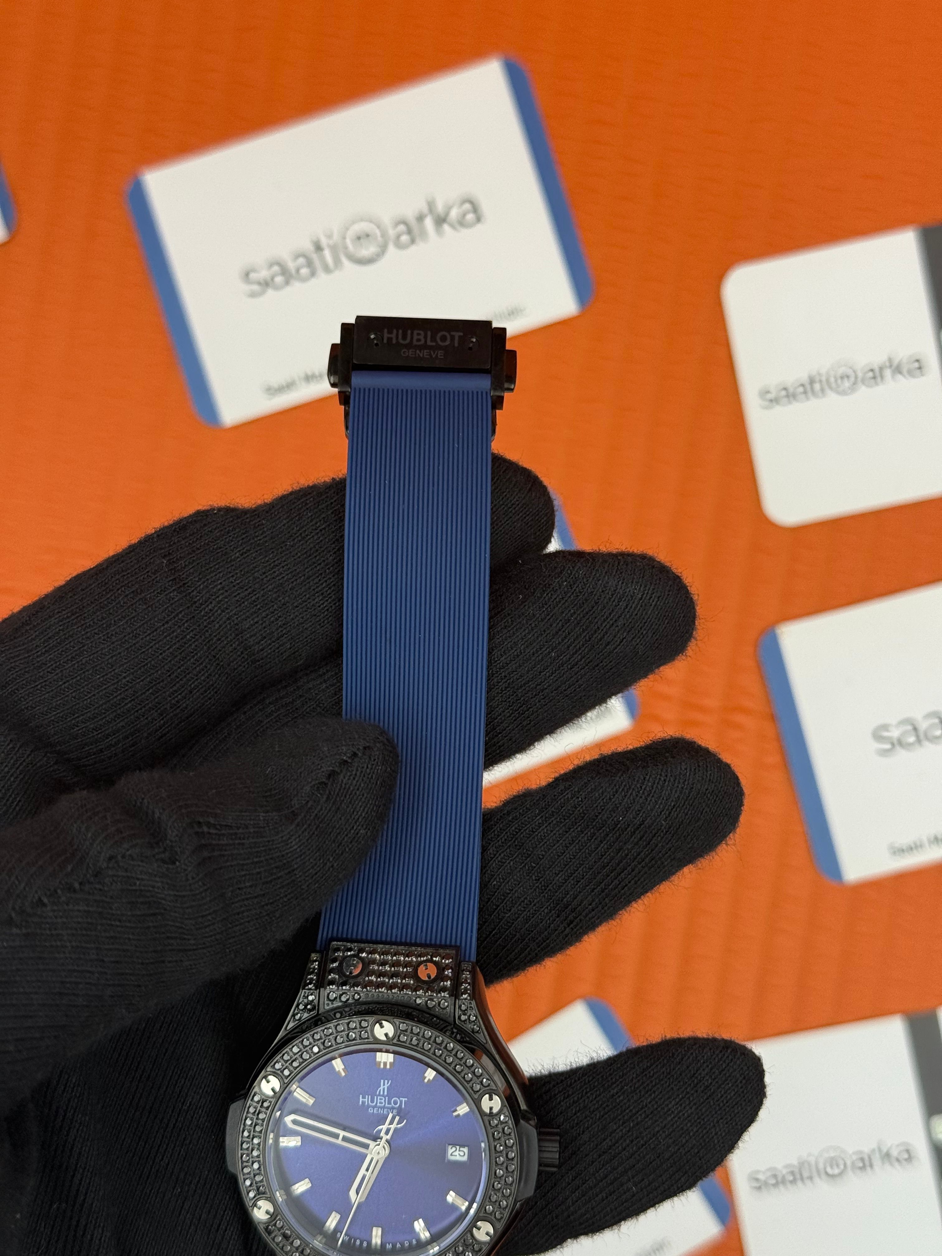 HUBLOT taşlı bezel siyah kasa mavi kadran mavi kauçuk kordon kadın kol saati