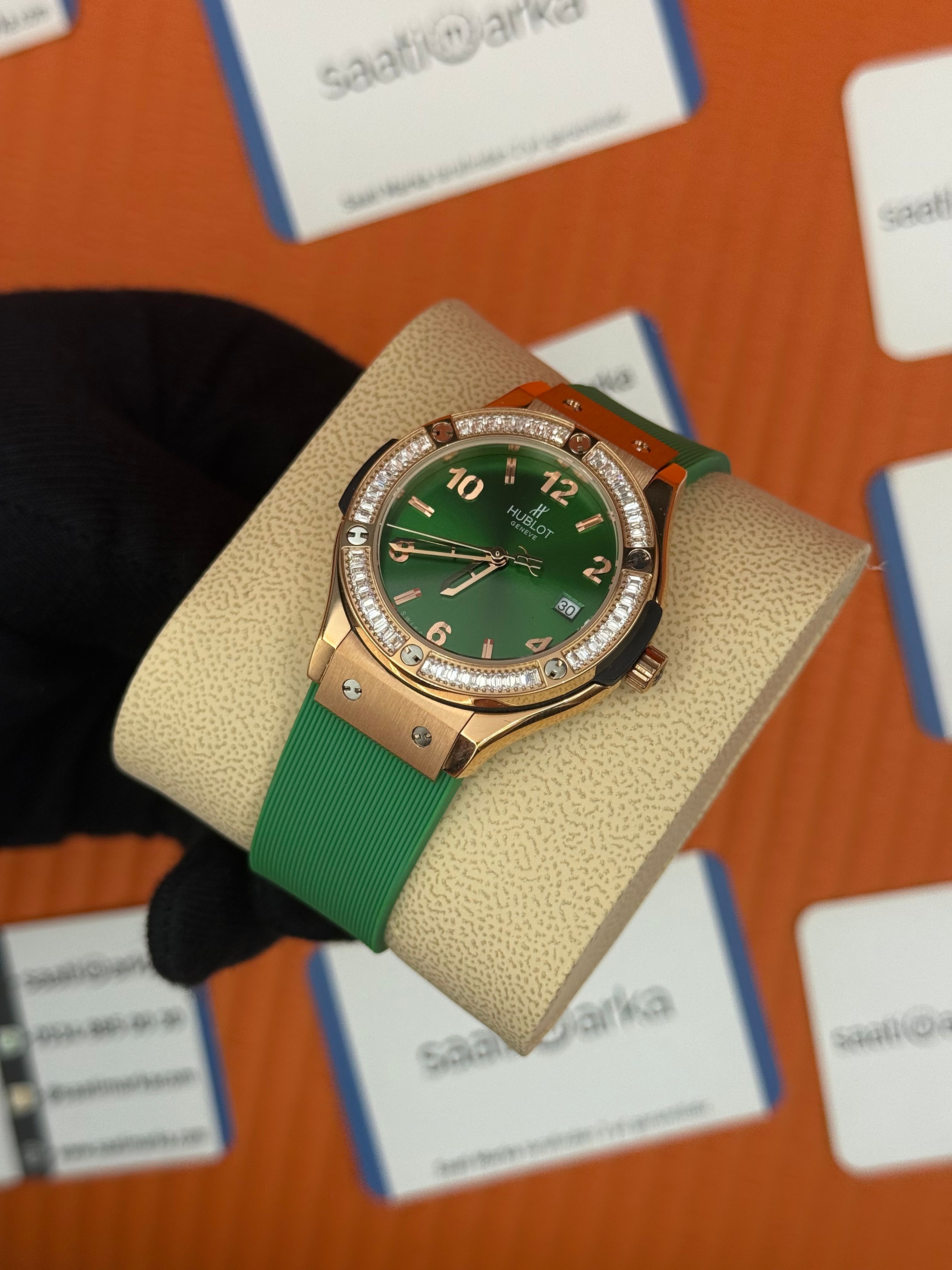 HUBLOT taşlı bezel rose kasa yeşil kadran yeşil kauçuk kordon kadın kol saati