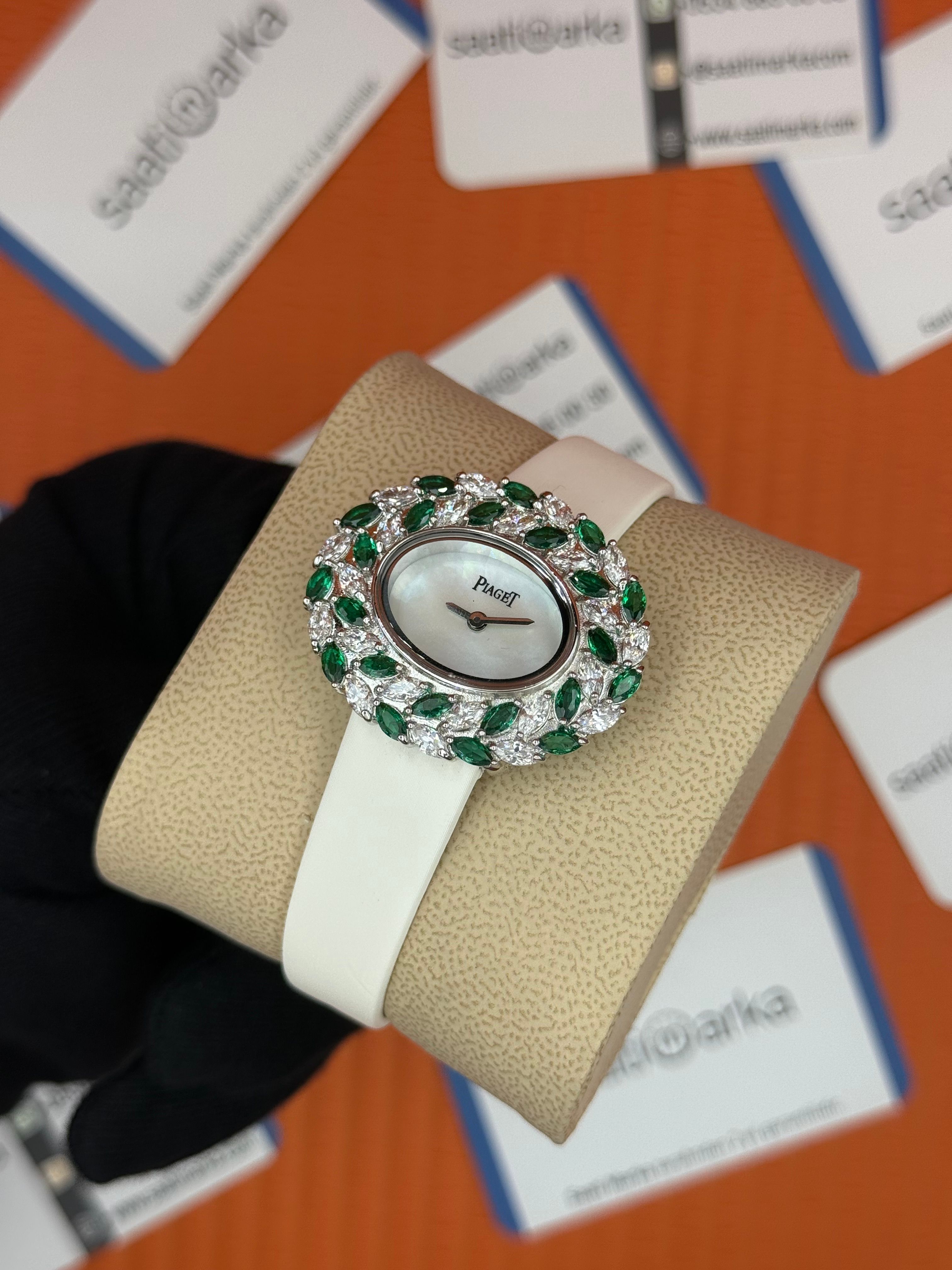 PIAGET taşlı bezel sedef kadran beyaz deri kordon