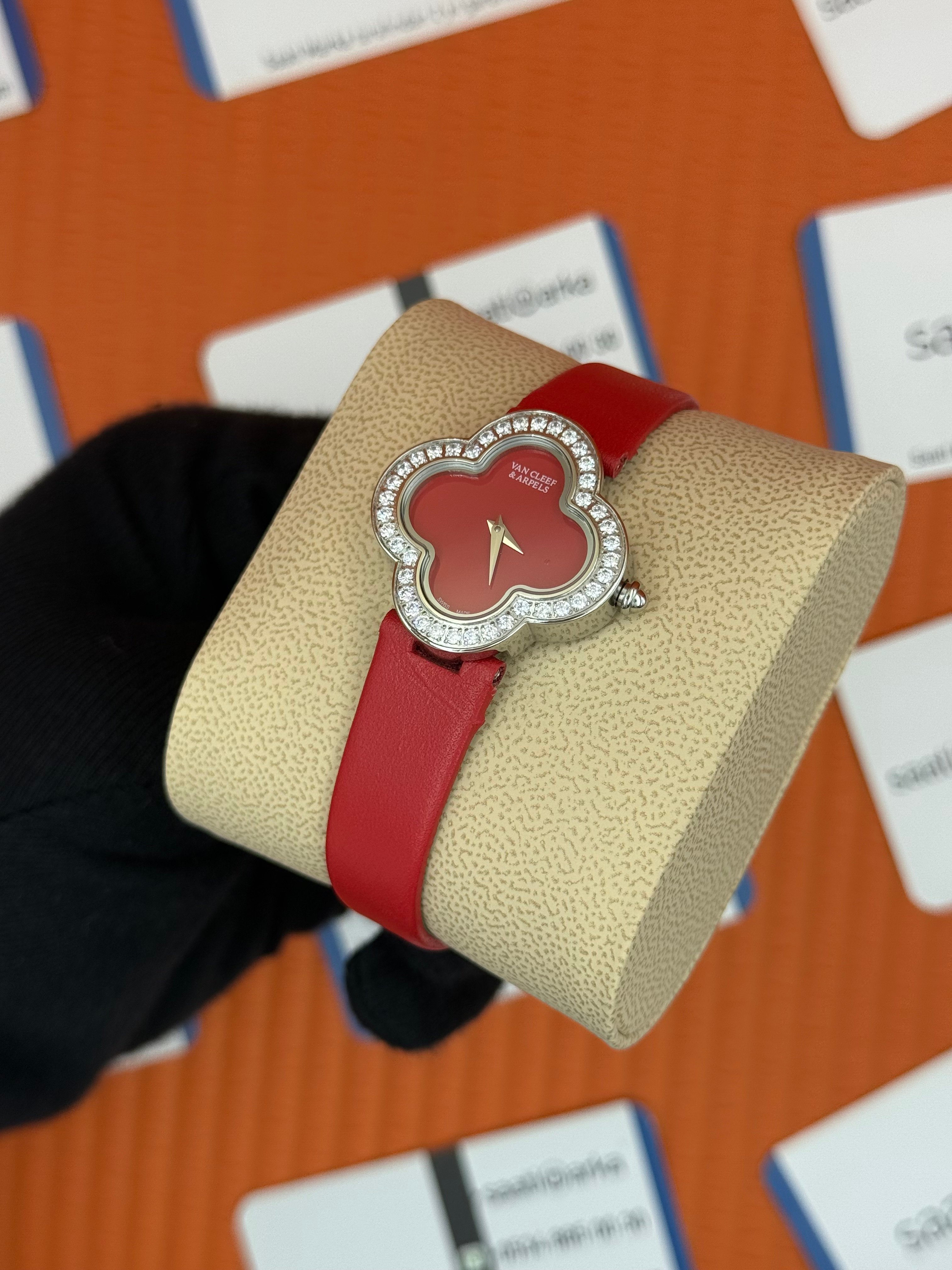 VAN CLEEF kırmızı kadran kırmızı deri kordon taşlı bezel silver kasa kadın kol saati