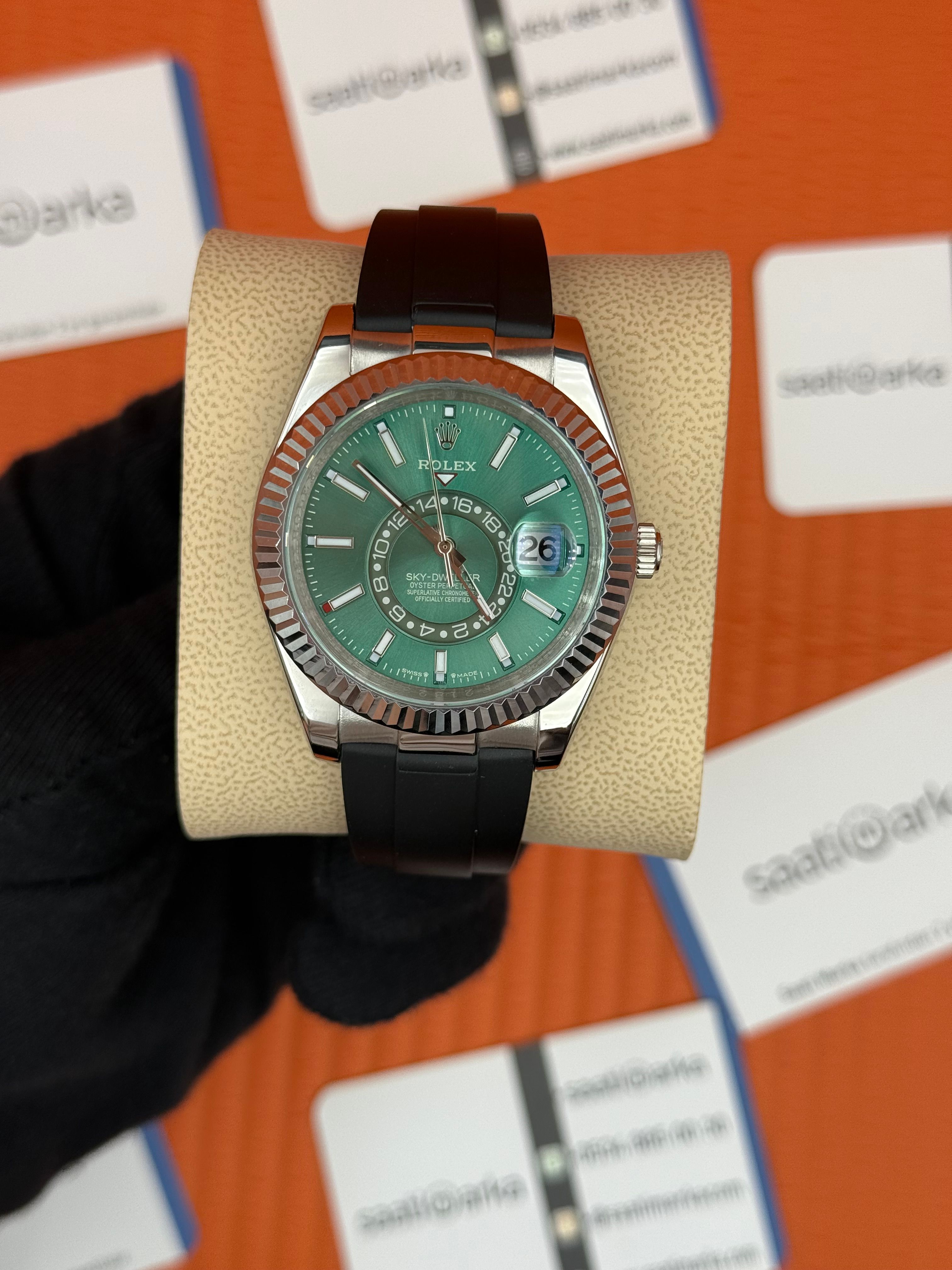 ROLEX Sky Dweller yeşil kadran kauçuk siyah kordon