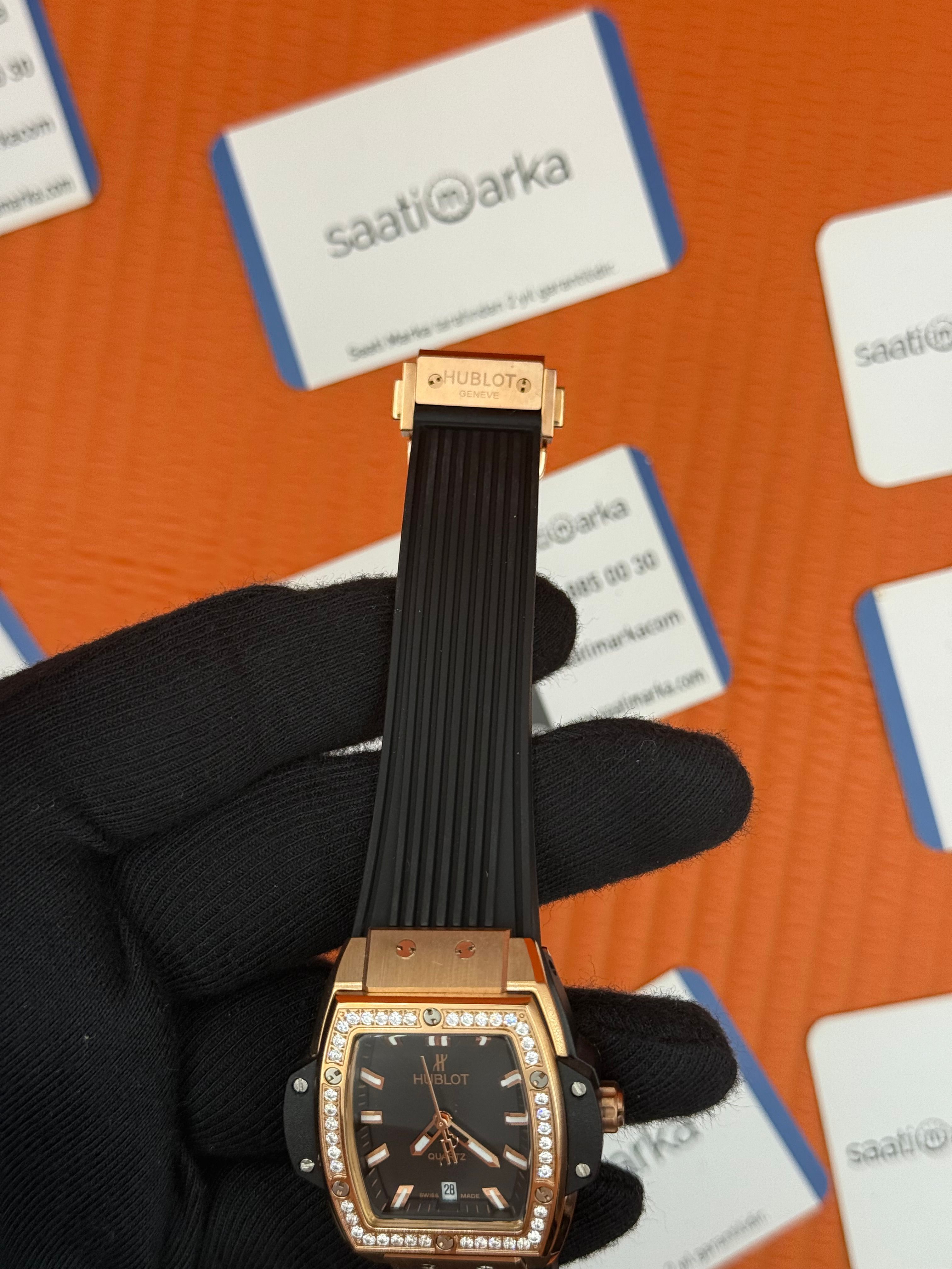 HUBLOT taşlı bezel rose kasa siyah kadran siyah kauçuk kordon kadın kol saati