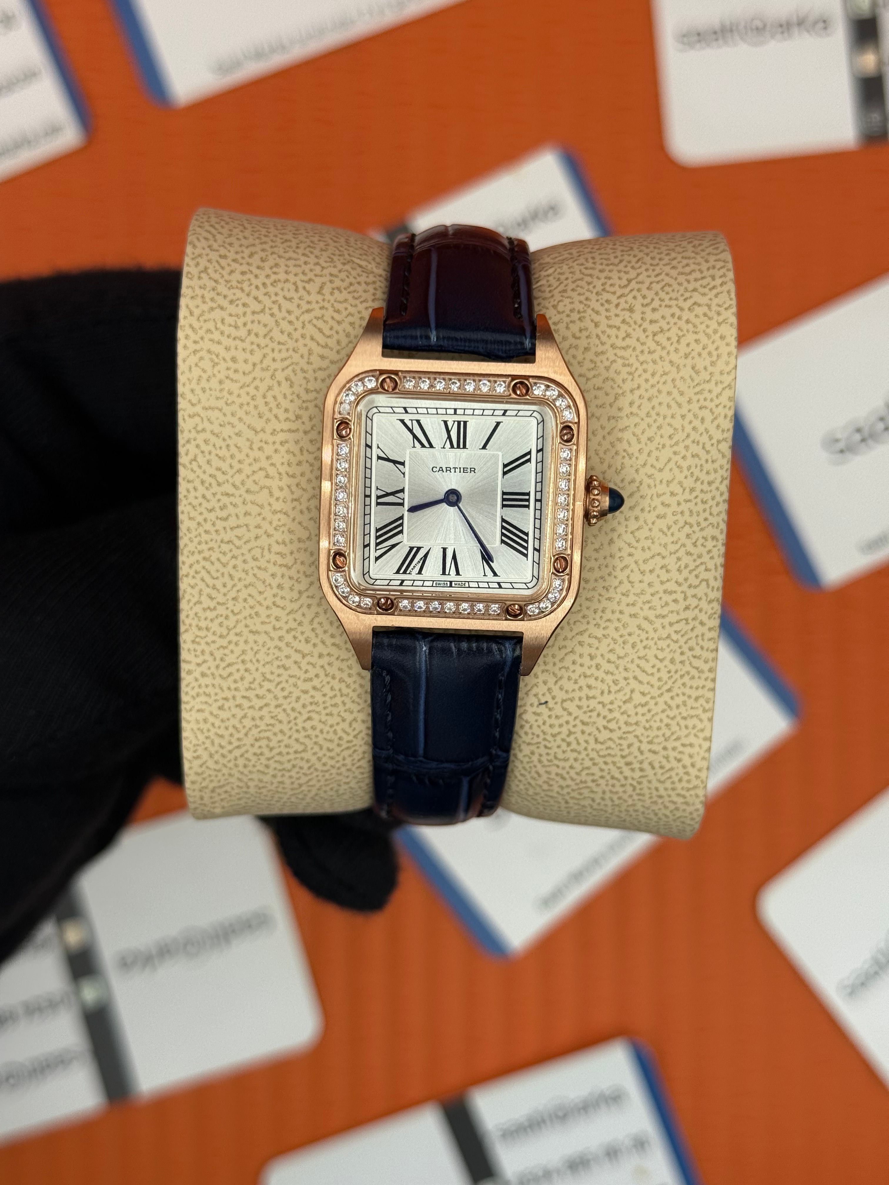 CARTIER Santos 27mm kadın kol saati rose kasa taşlı bezel lacivert deri kordon