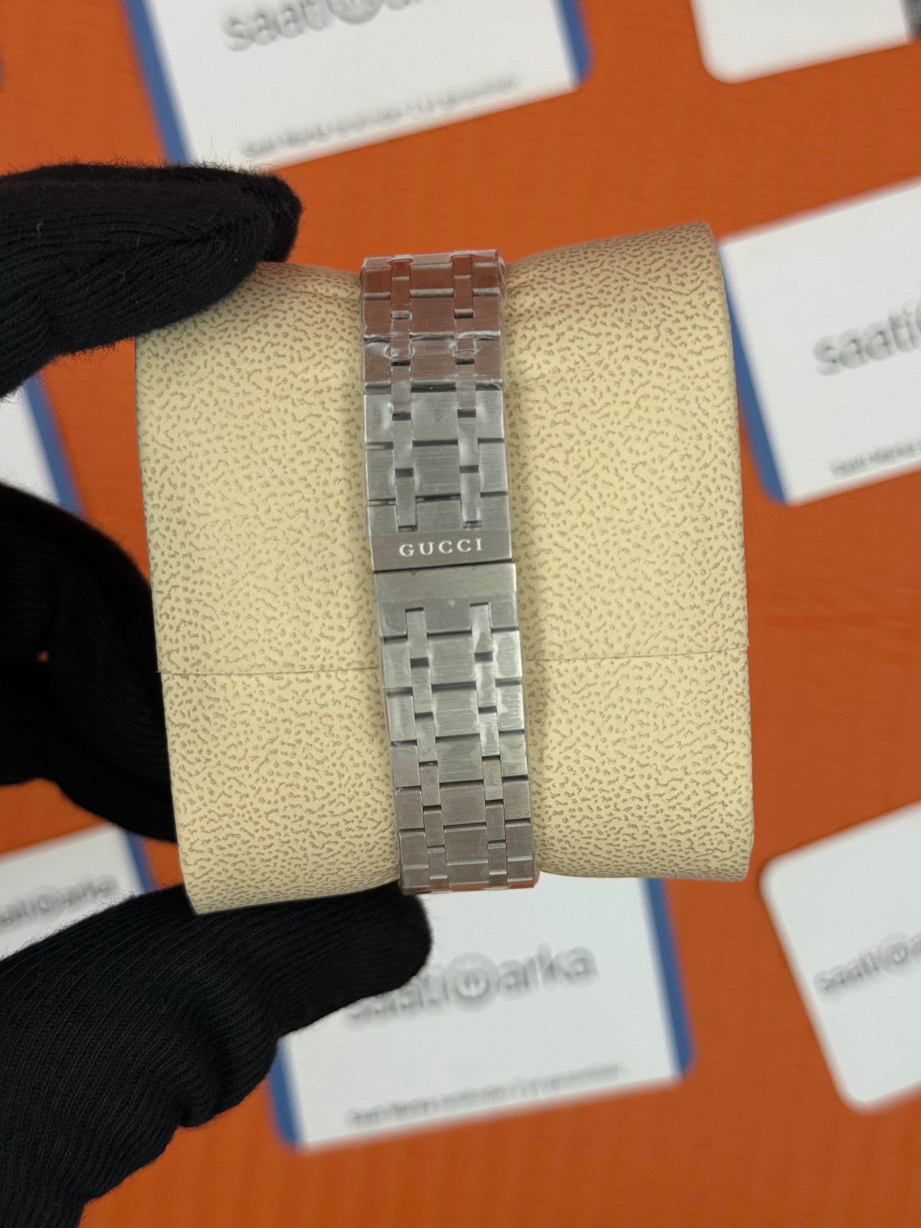 GUCCI siyah kadran taşlı bezel silver kasa kordon kadın kol saati
