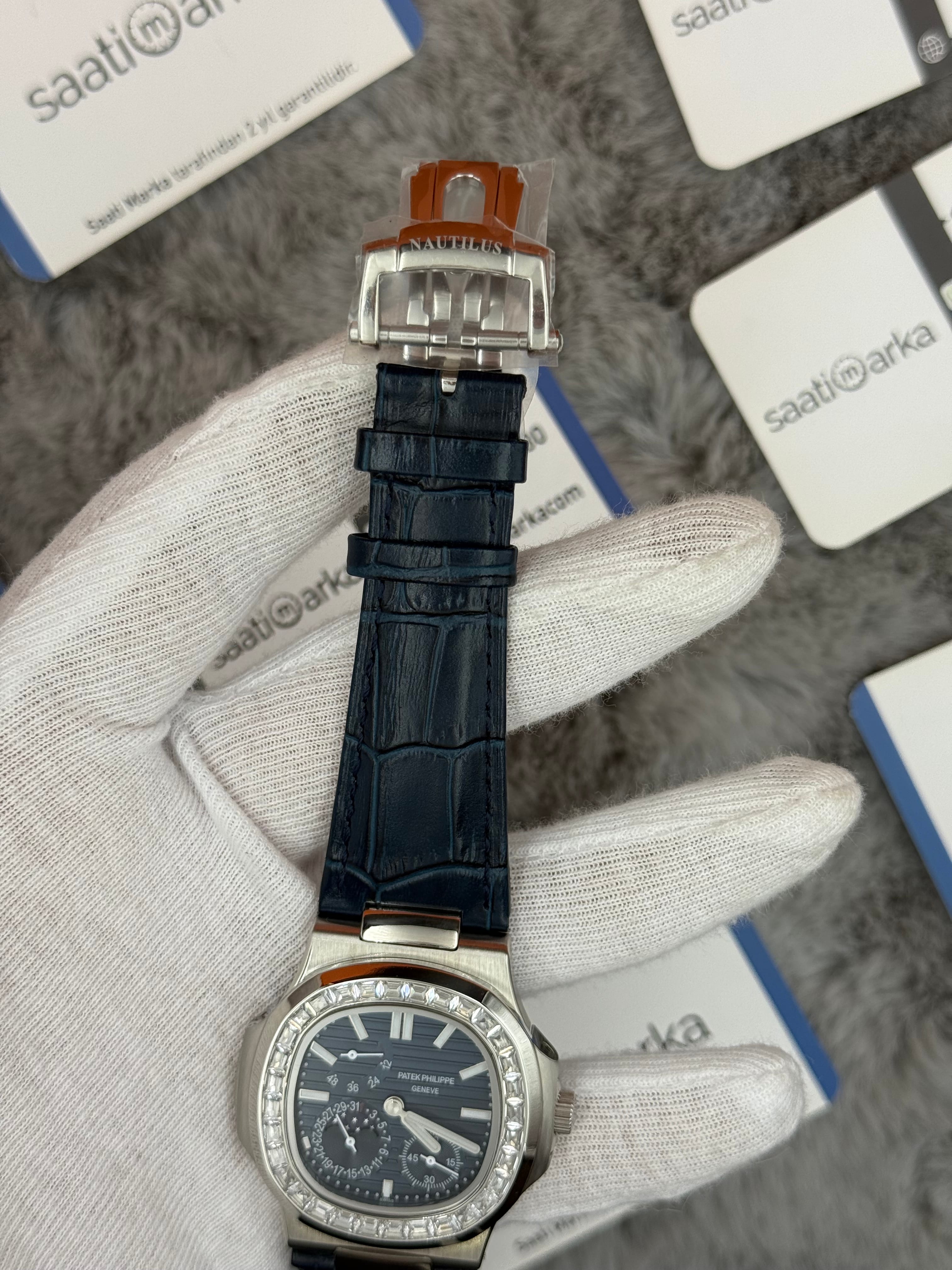PATEK PHİLİPPE nautilus moontphase 5712 taşlı bezel lacivert kadran lacivert deri kordon silver kasa 40mm erkek kol saati