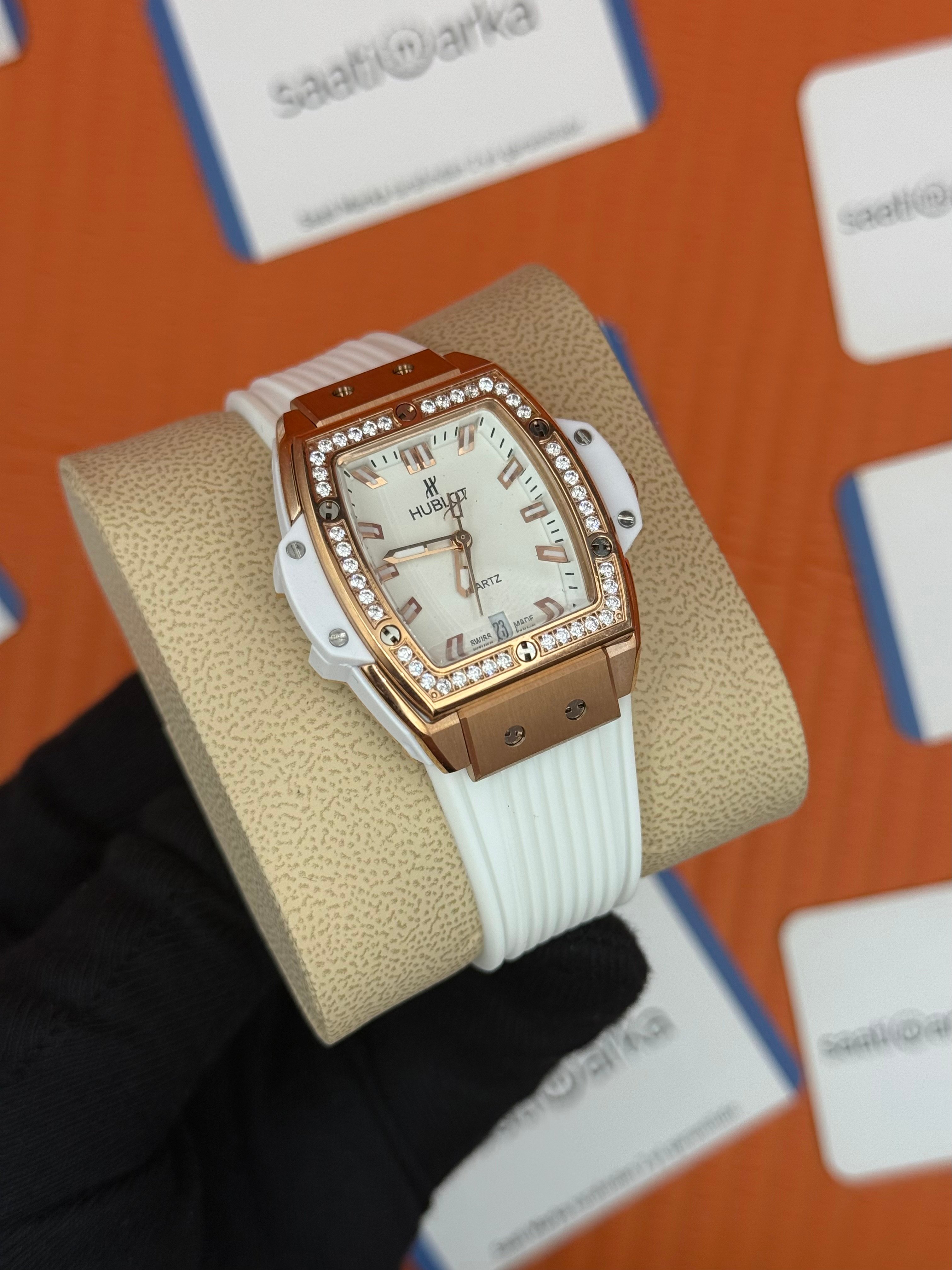 HUBLOT taşlı bezel rose kasa beyaz kadran beyaz kauçuk kordon kadın kol saati