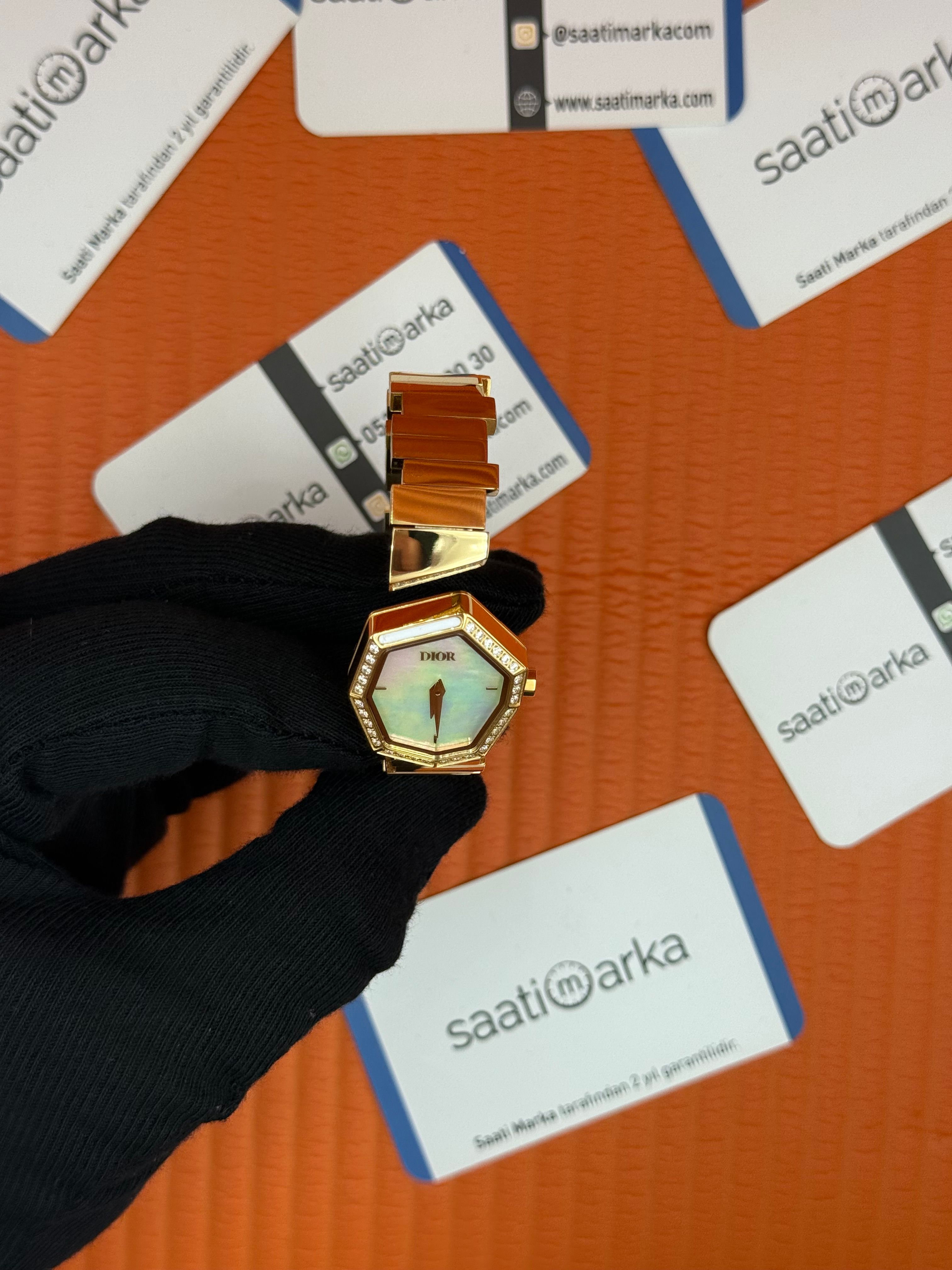 DİOR sedefli kadran taşlı bezel gold kasa kordon kadın kol saati