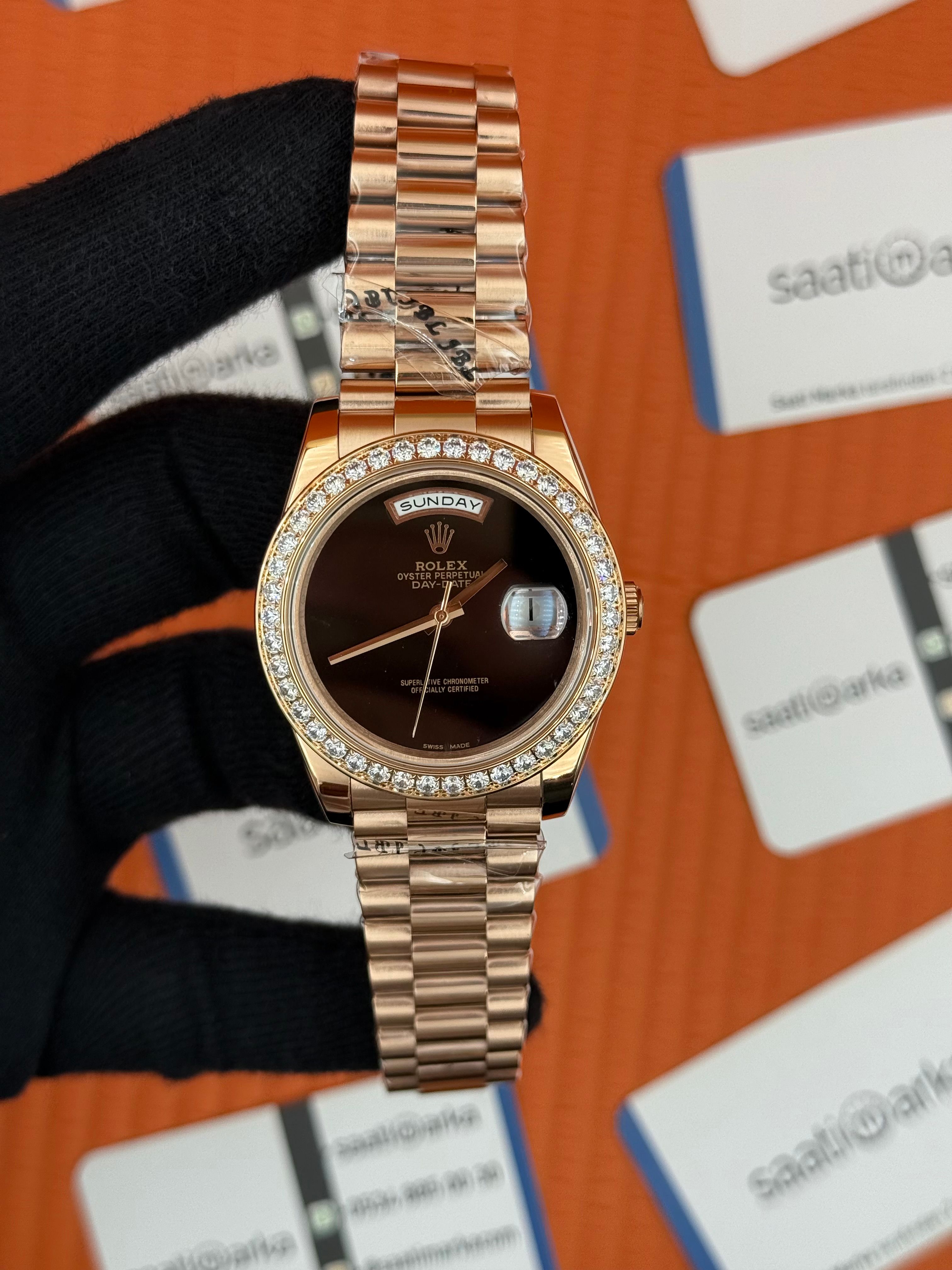 rolex Day Date taşlı bezel siyah kadran rose kasa-kordon oyster