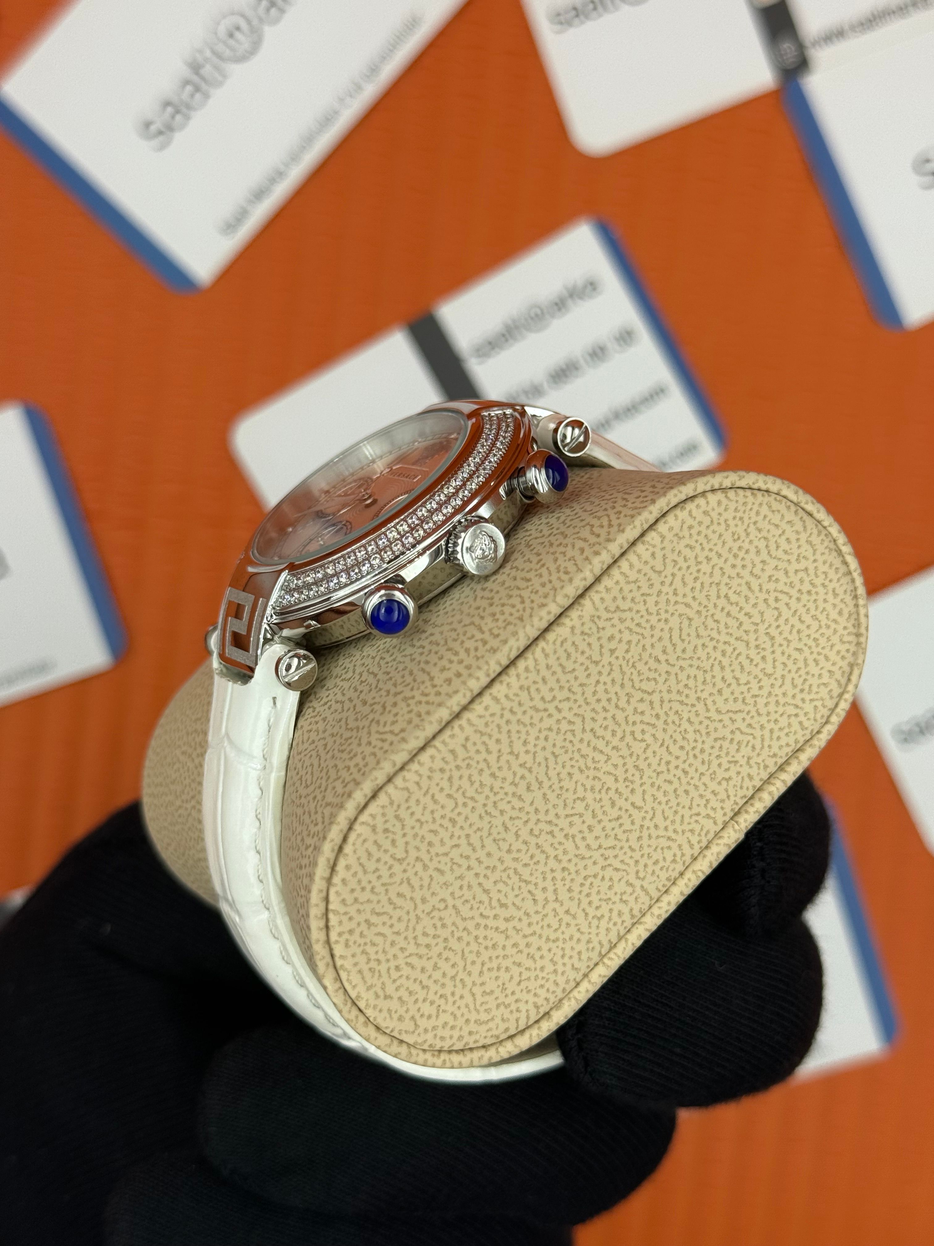 VERSACE taşlı bezel beyaz kadran beyaz deri kordon silver kasa kadın kol saati