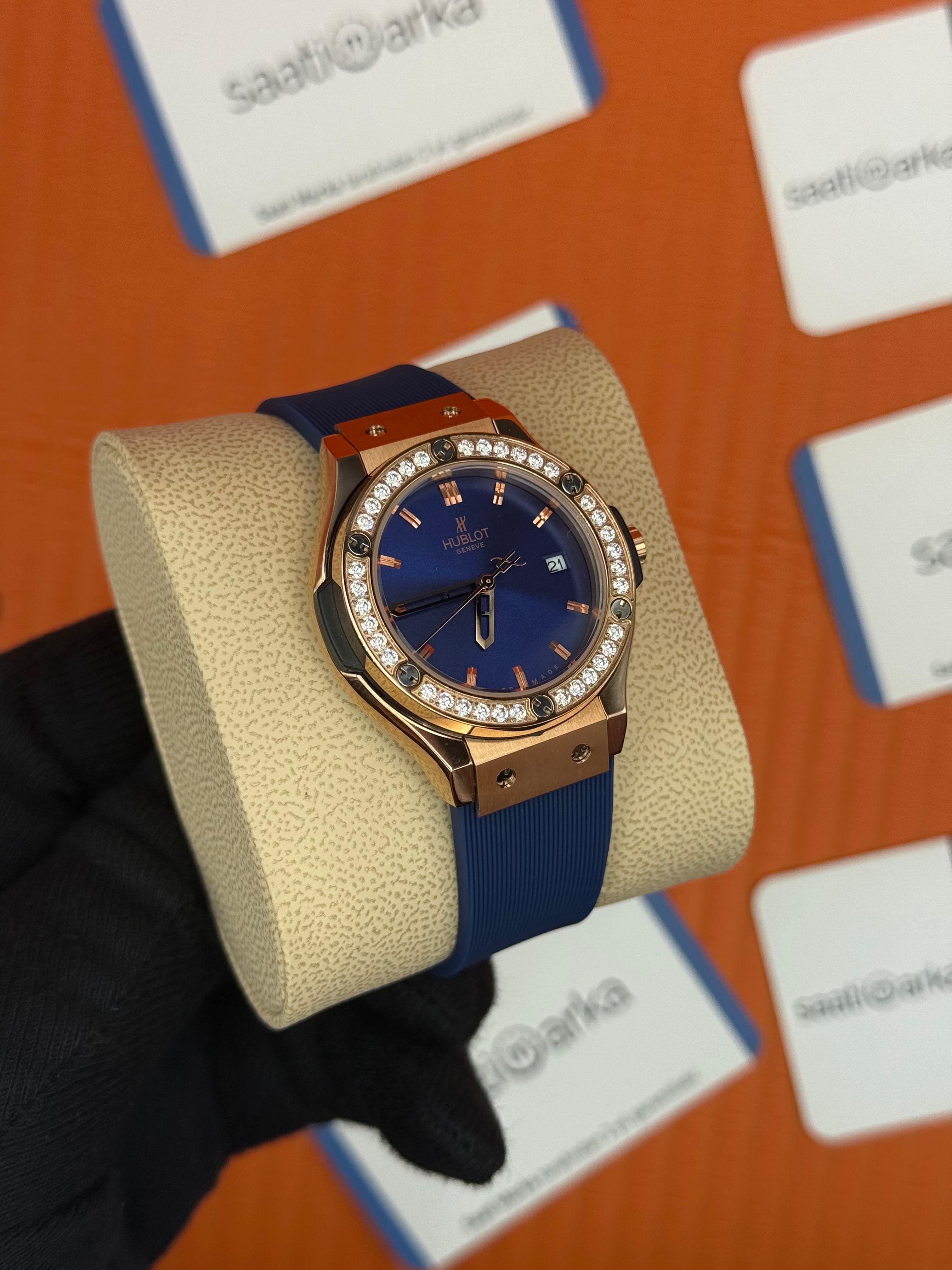 HUBLOT taşlı bezel rose kasa mavi kadran mavi kauçuk kordon kadın kol saati