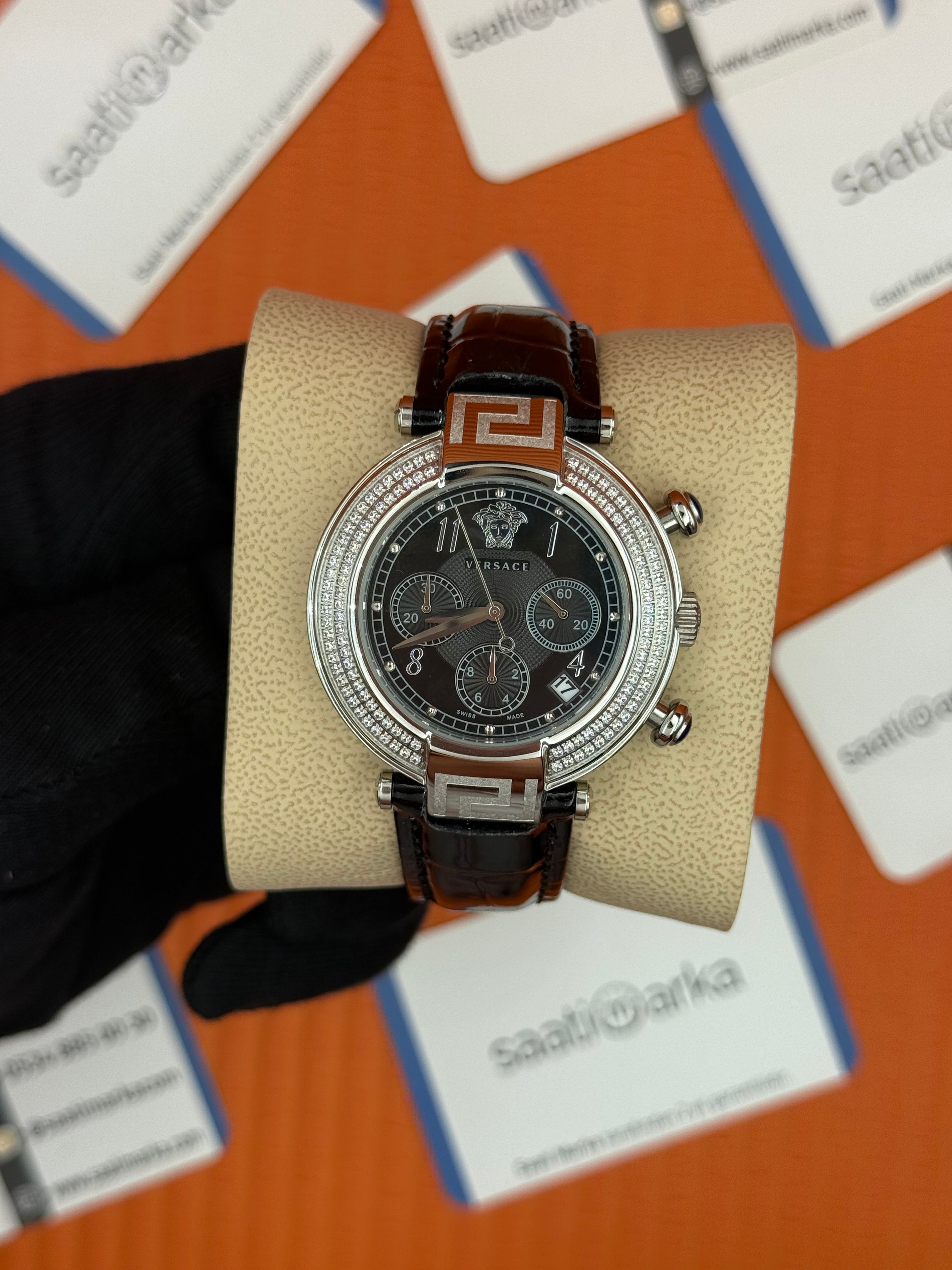 VERSACE taşlı bezel siyah kadran siyah deri kordon silver kasa kadın kol saati