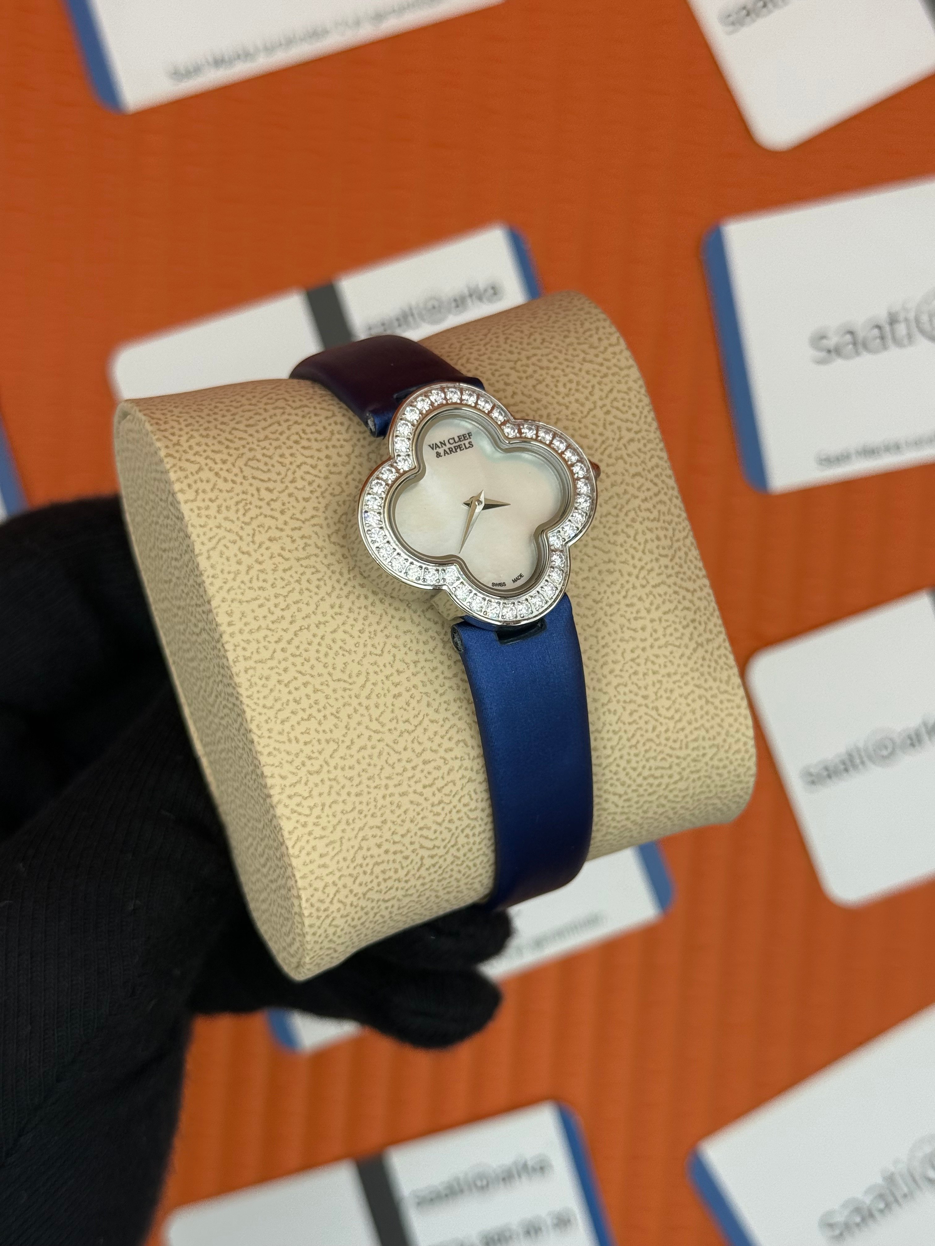 VAN CLEEF beyaz kadran mavi deri kordon silver kasa taşlı bezel kadın kol saati