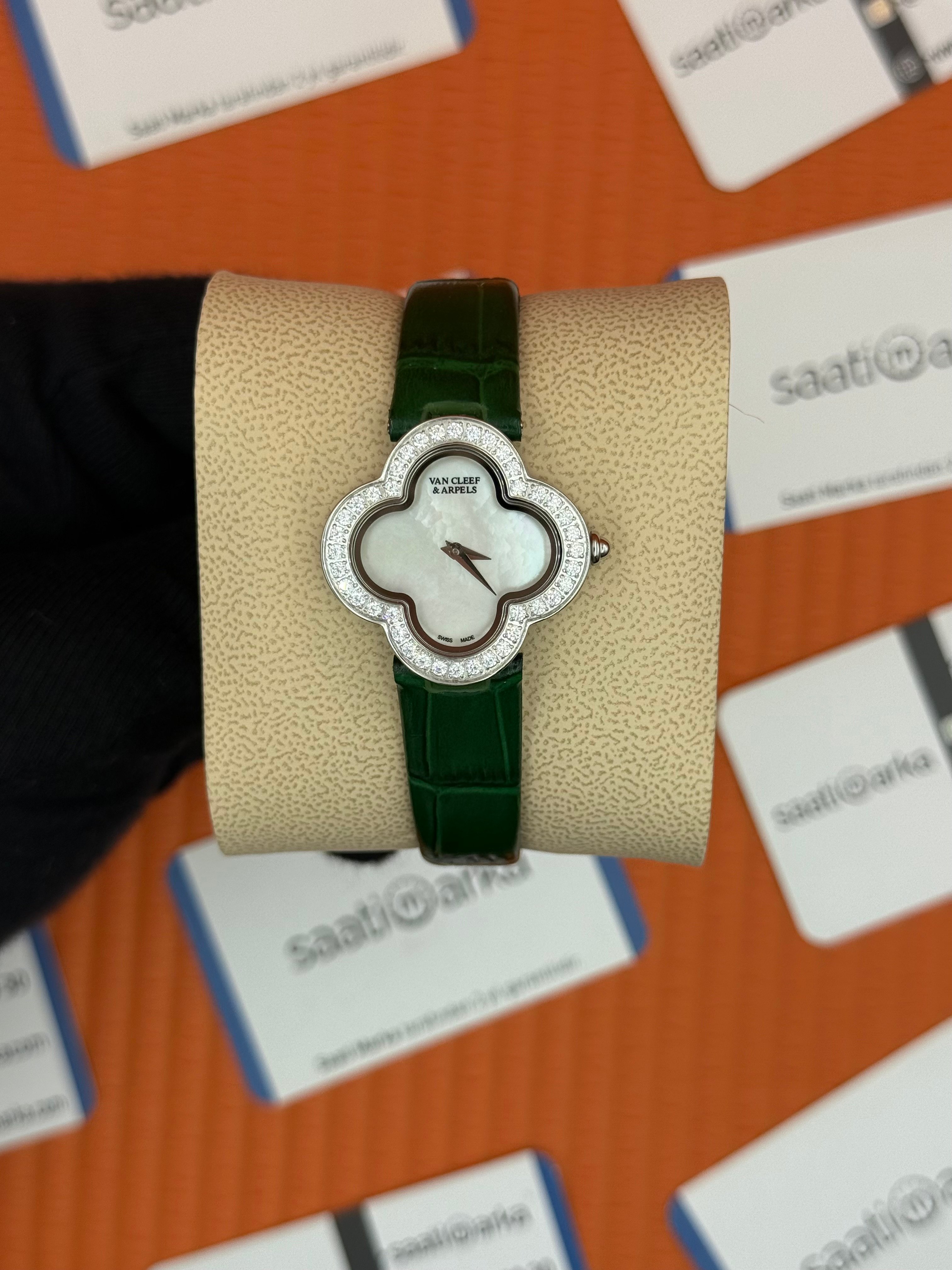 VAN CLEEF beyaz kadran taşlı bezel yeşil deri kordon kadın kol saati