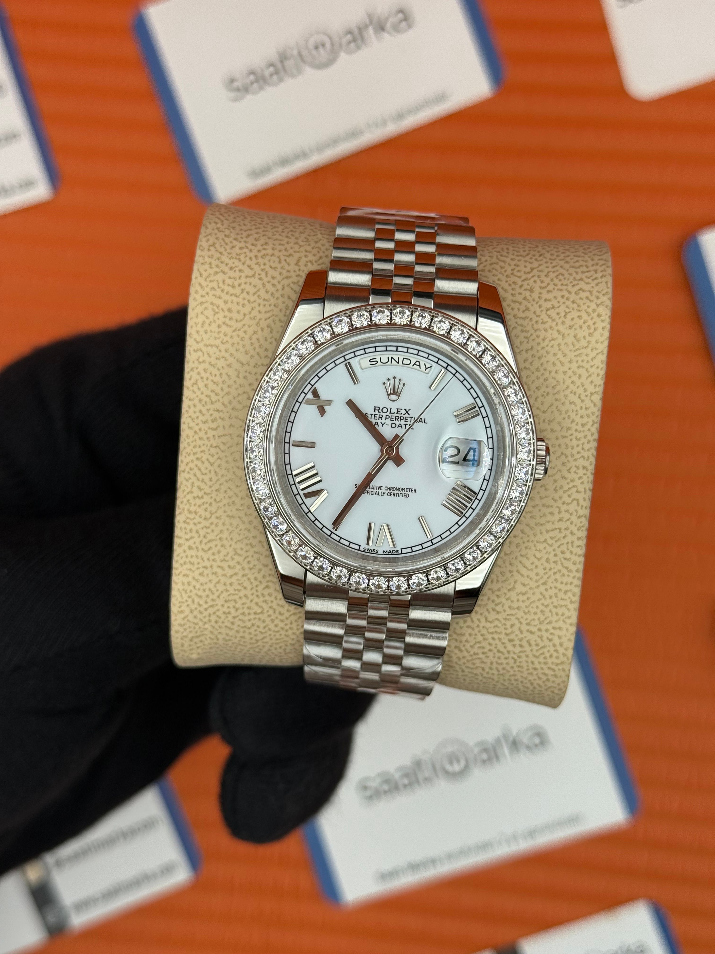 ROLEX Day Date taşlı bezel roma rakamlı beyaz kadran silver jubilee kordon