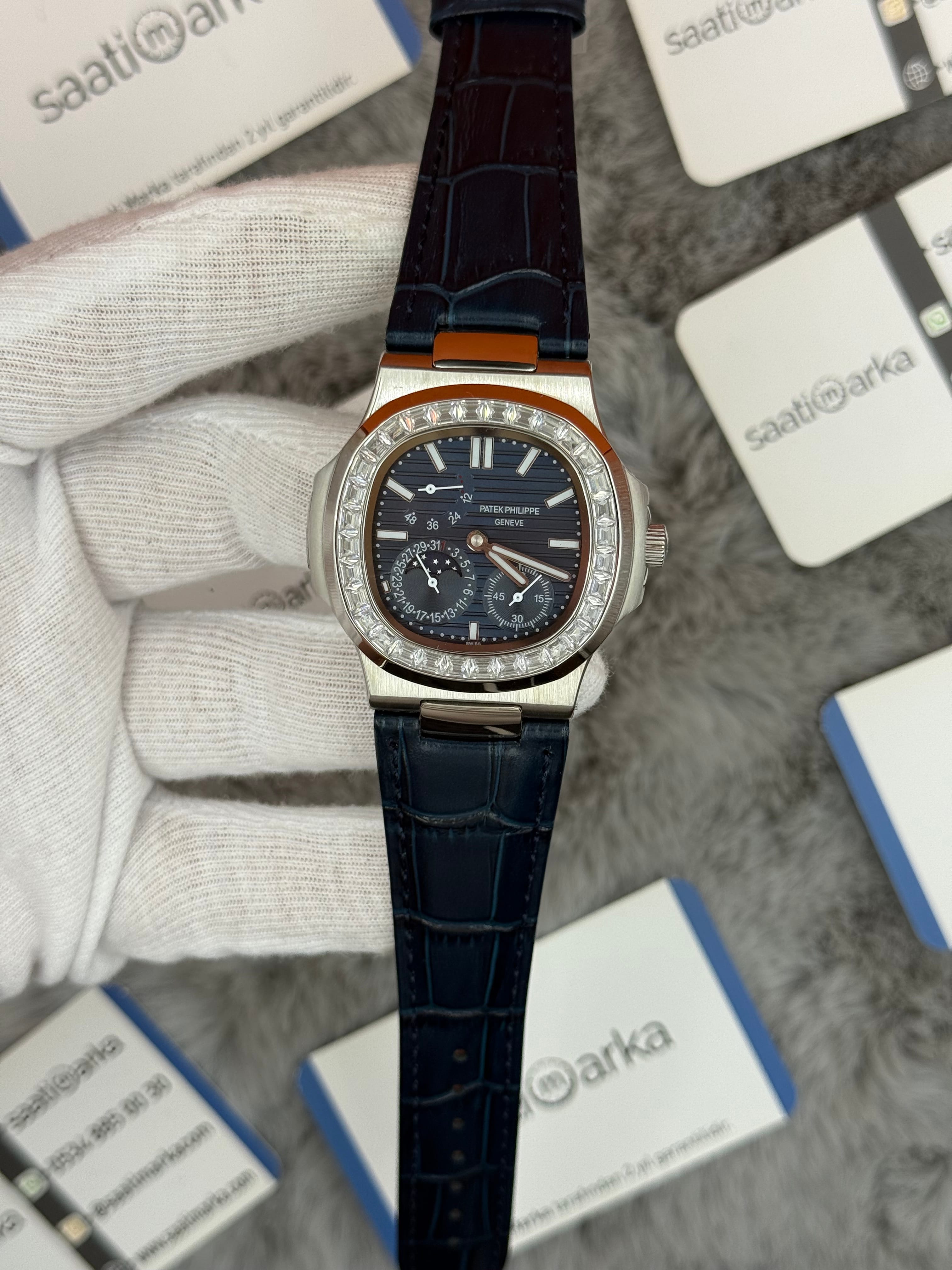 PATEK PHİLİPPE nautilus moontphase 5712 taşlı bezel lacivert kadran lacivert deri kordon silver kasa 40mm erkek kol saati