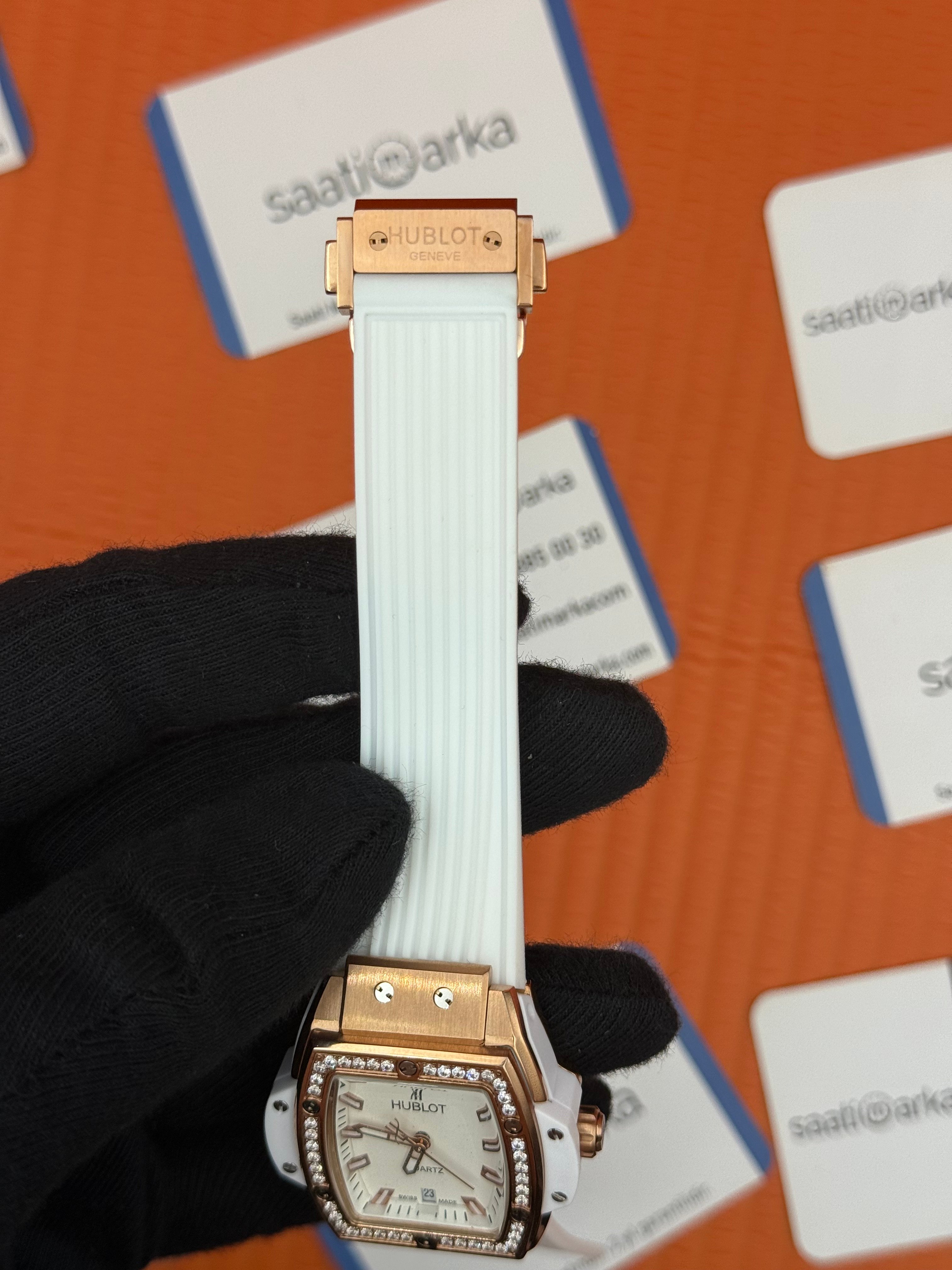 HUBLOT taşlı bezel rose kasa beyaz kadran beyaz kauçuk kordon kadın kol saati