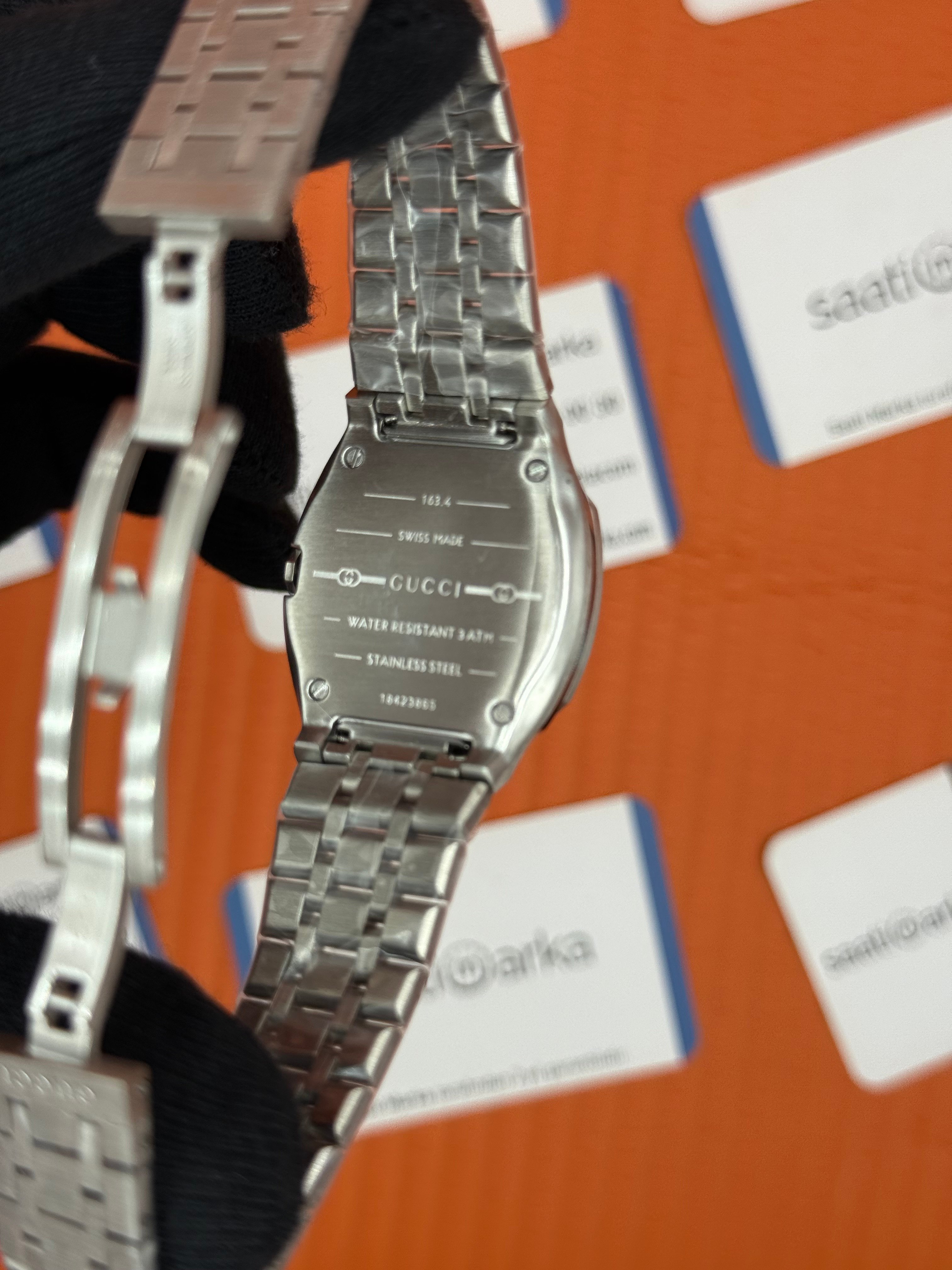 GUCCI siyah kadran taşlı bezel silver kasa kordon kadın kol saati
