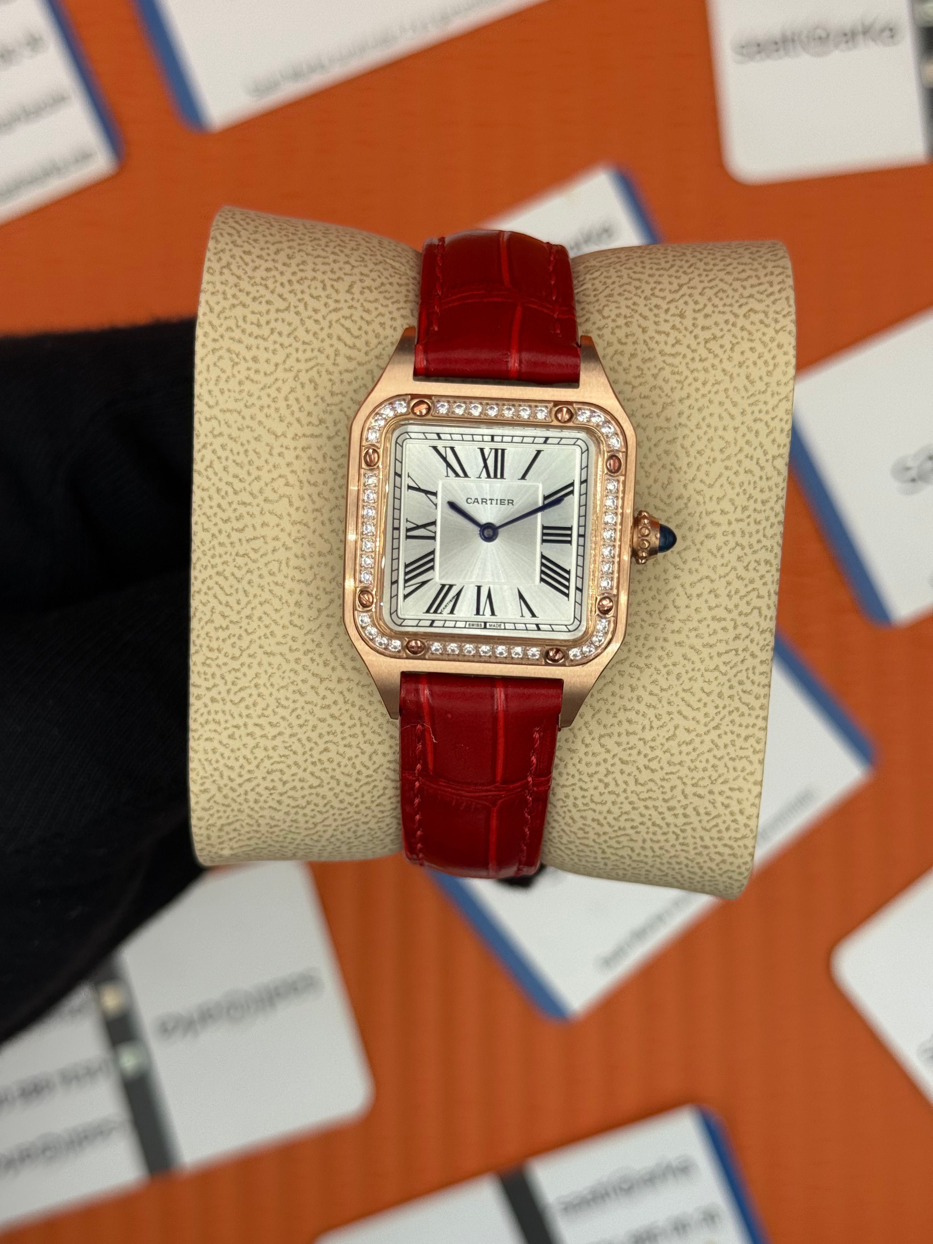 CARTIER Santos 27mm kadın kol saati rose kasa taşlı bezel kırmızı deri kordon
