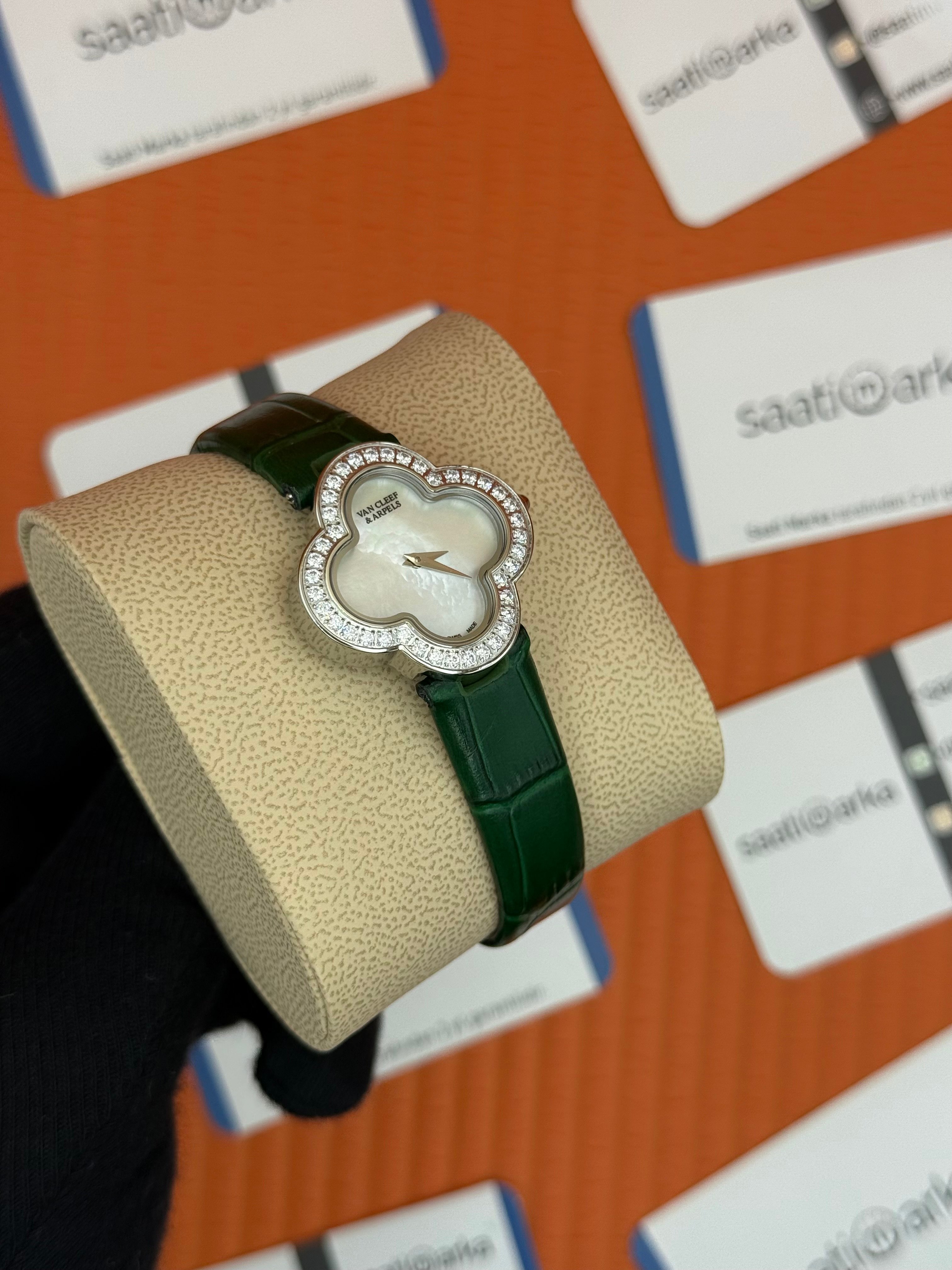 VAN CLEEF beyaz kadran taşlı bezel yeşil deri kordon kadın kol saati