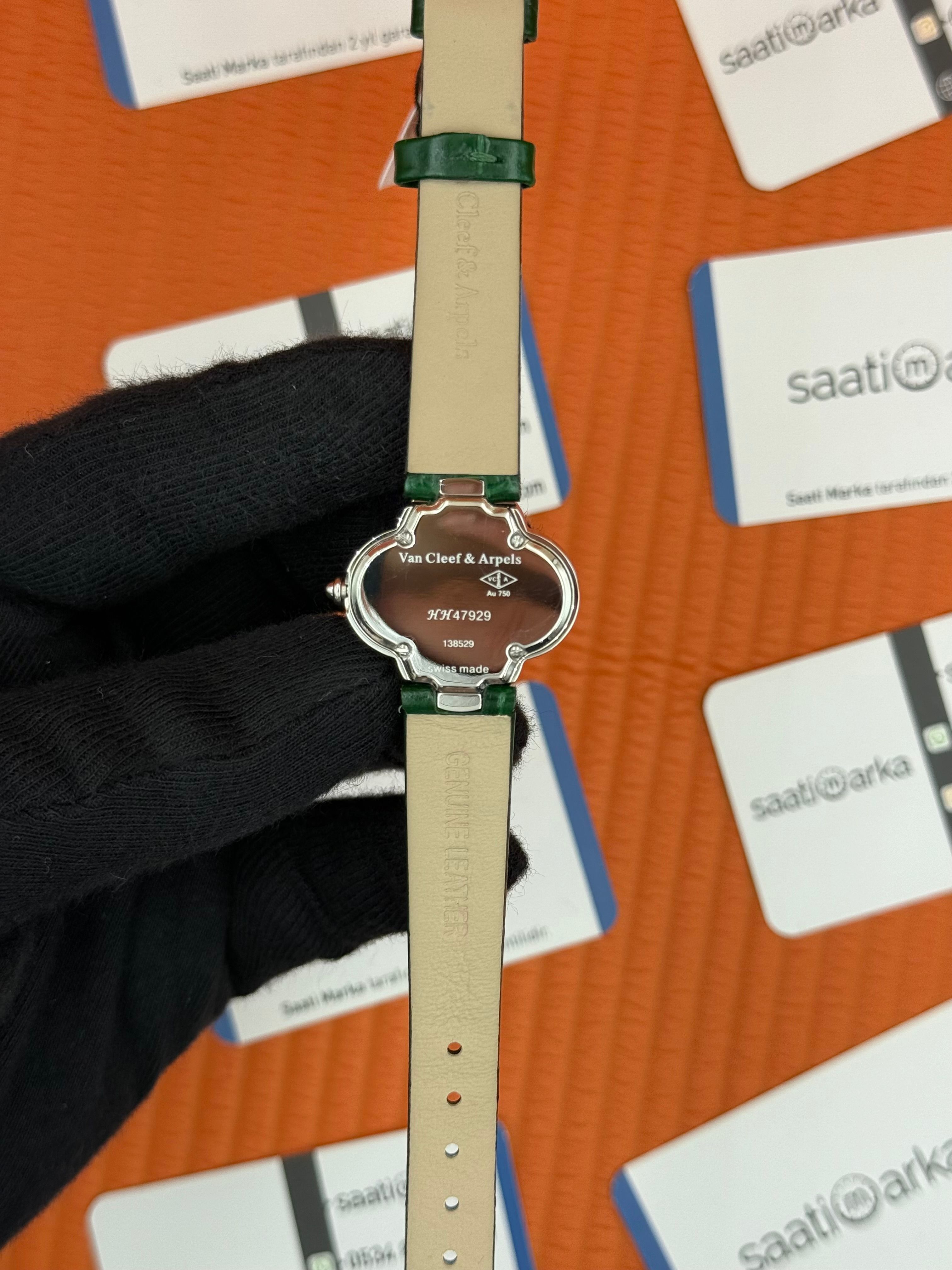VAN CLEEF yeşil kadran yeşil deri kordon taşlı bezel silver kasa kadın kol saati