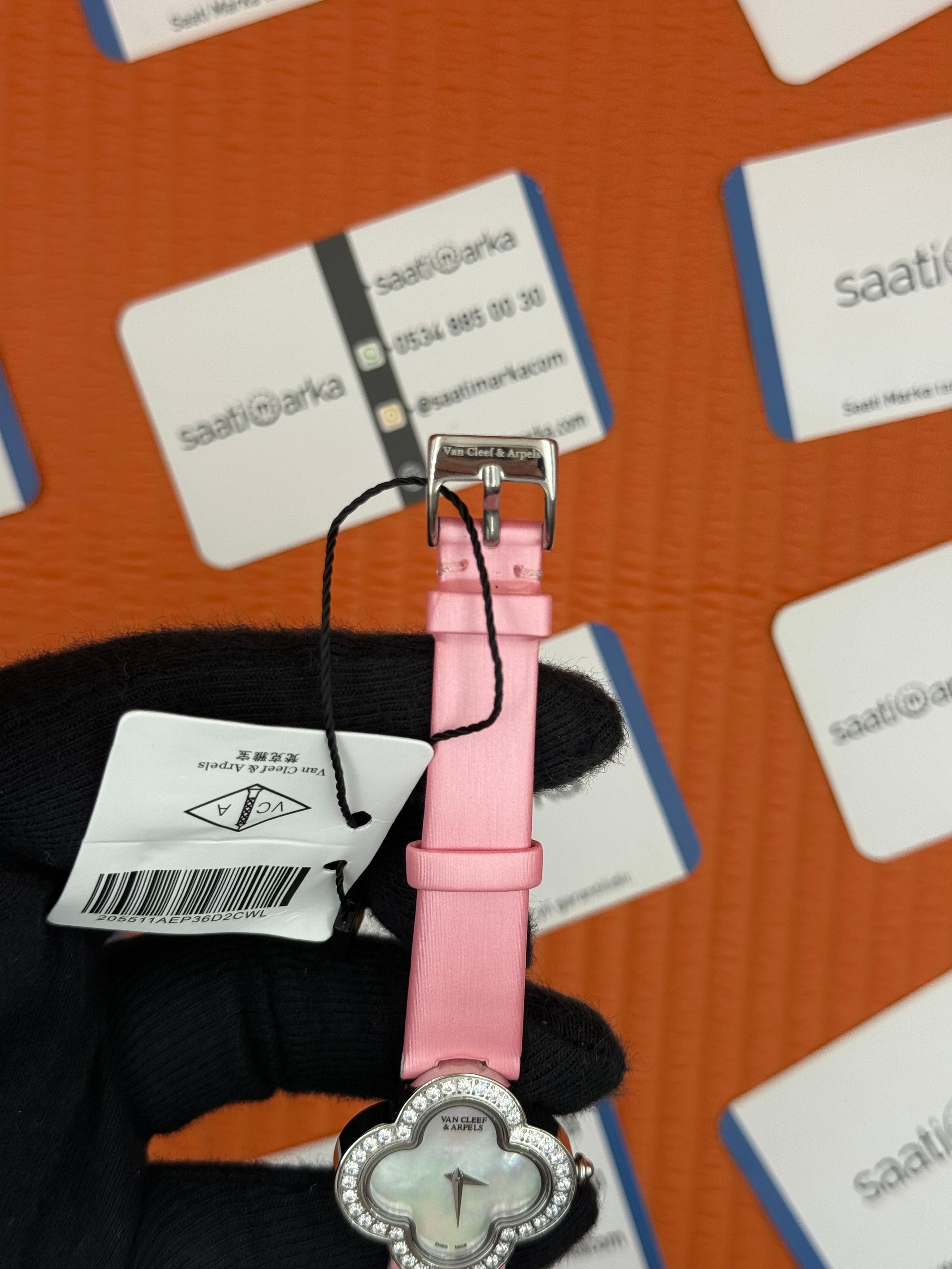 VAN CLEEF beyaz kadran pembe deri kordon taşlı bezel kadın kol saati