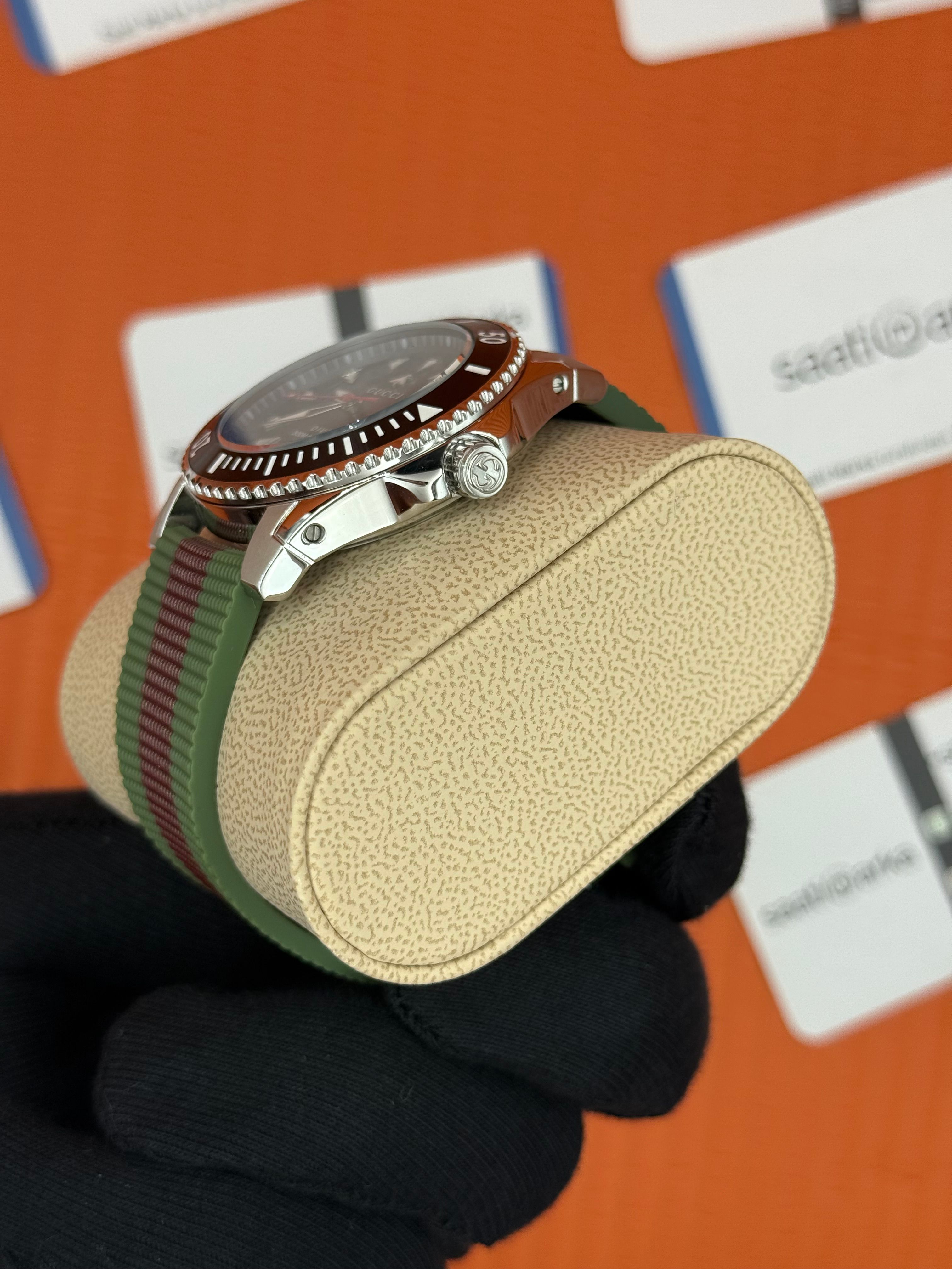 GUCCI DİVE 300M yeşil bordo kanvas kordon siyah kadran çelik kasa erkek kol saati