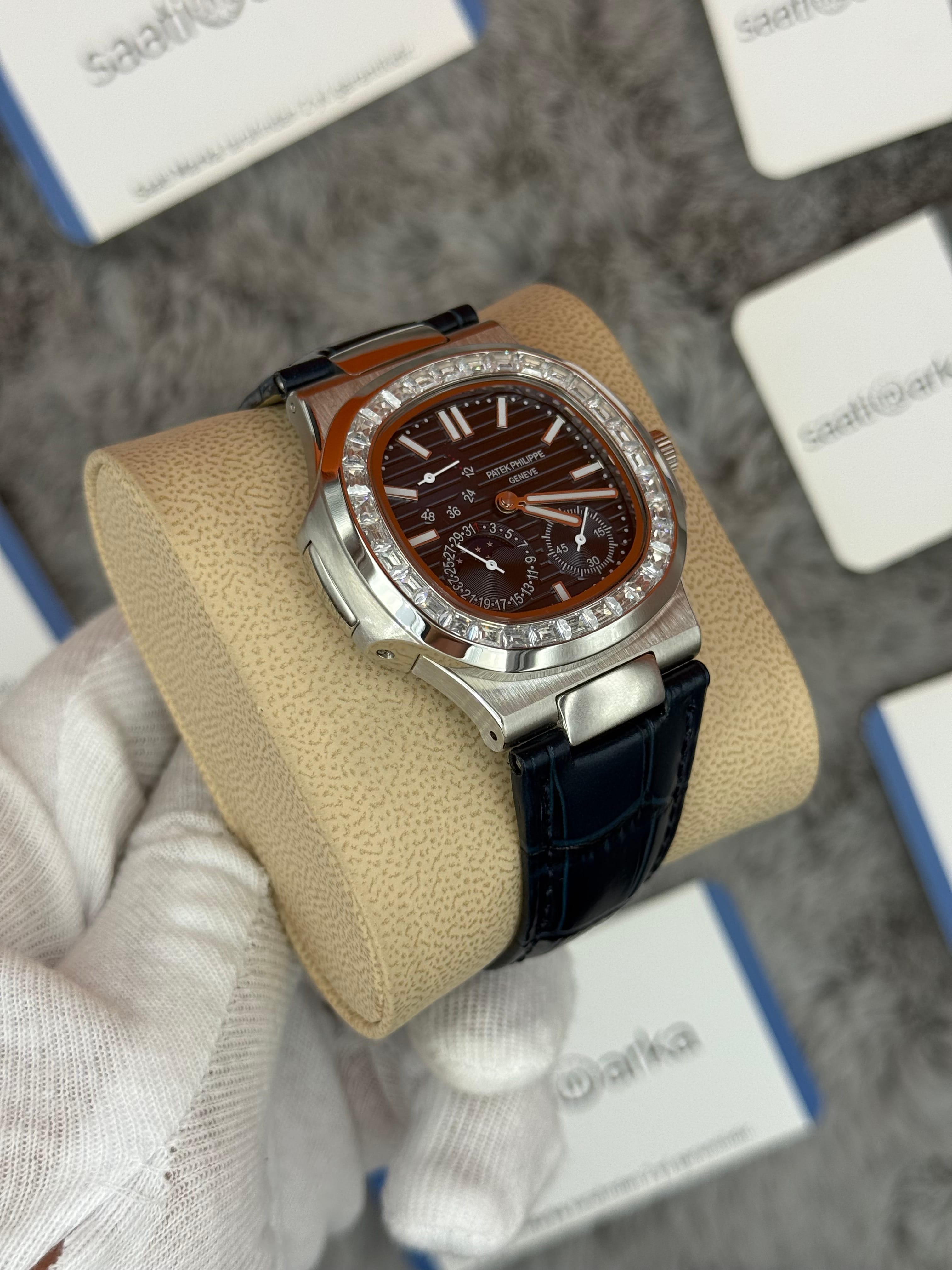 PATEK PHİLİPPE nautilus moontphase 5712 taşlı bezel lacivert kadran lacivert deri kordon silver kasa 40mm erkek kol saati