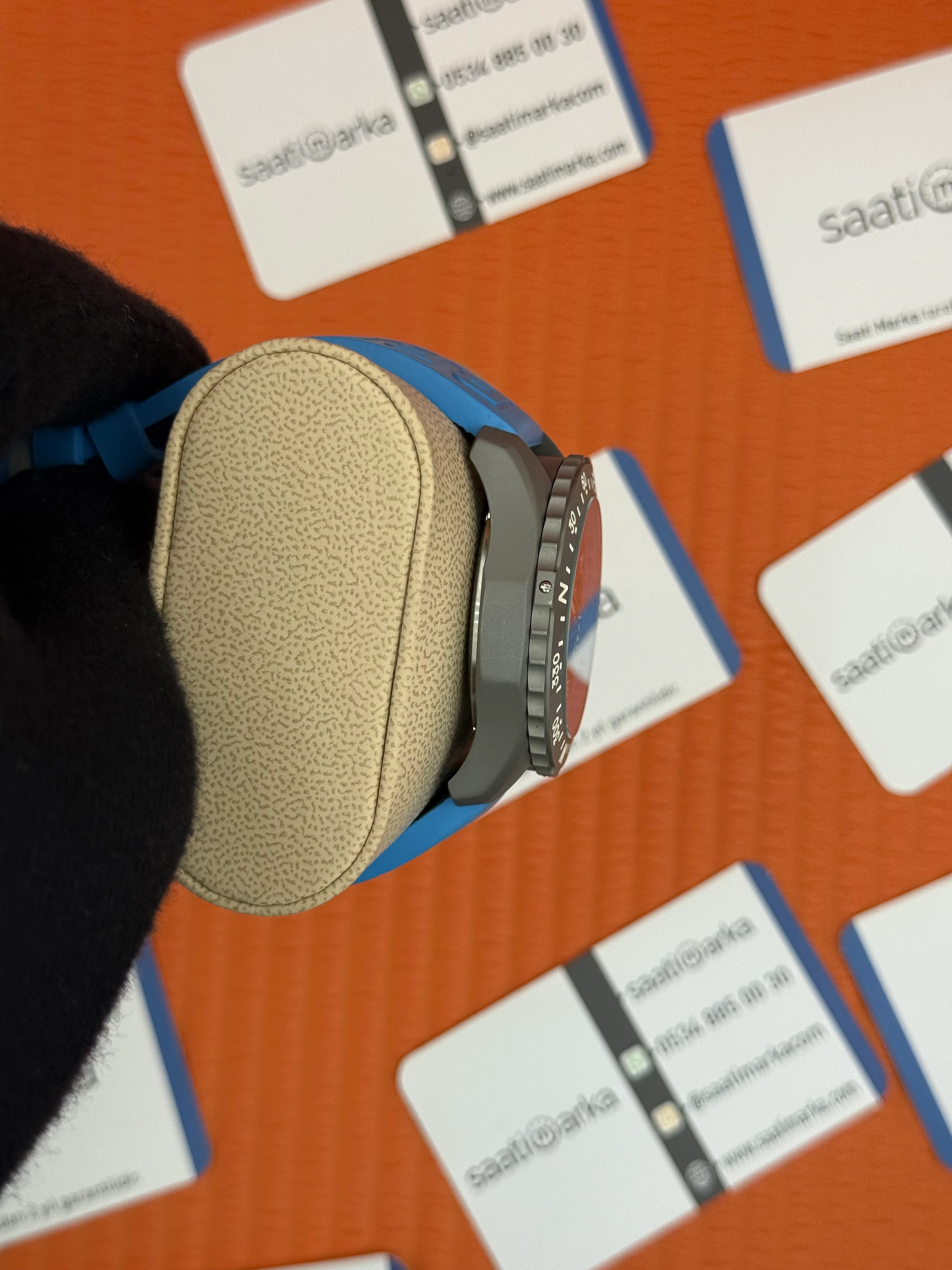 BREITLING Endurance mavi kauçuk kordon siyah kadran çelik kasa