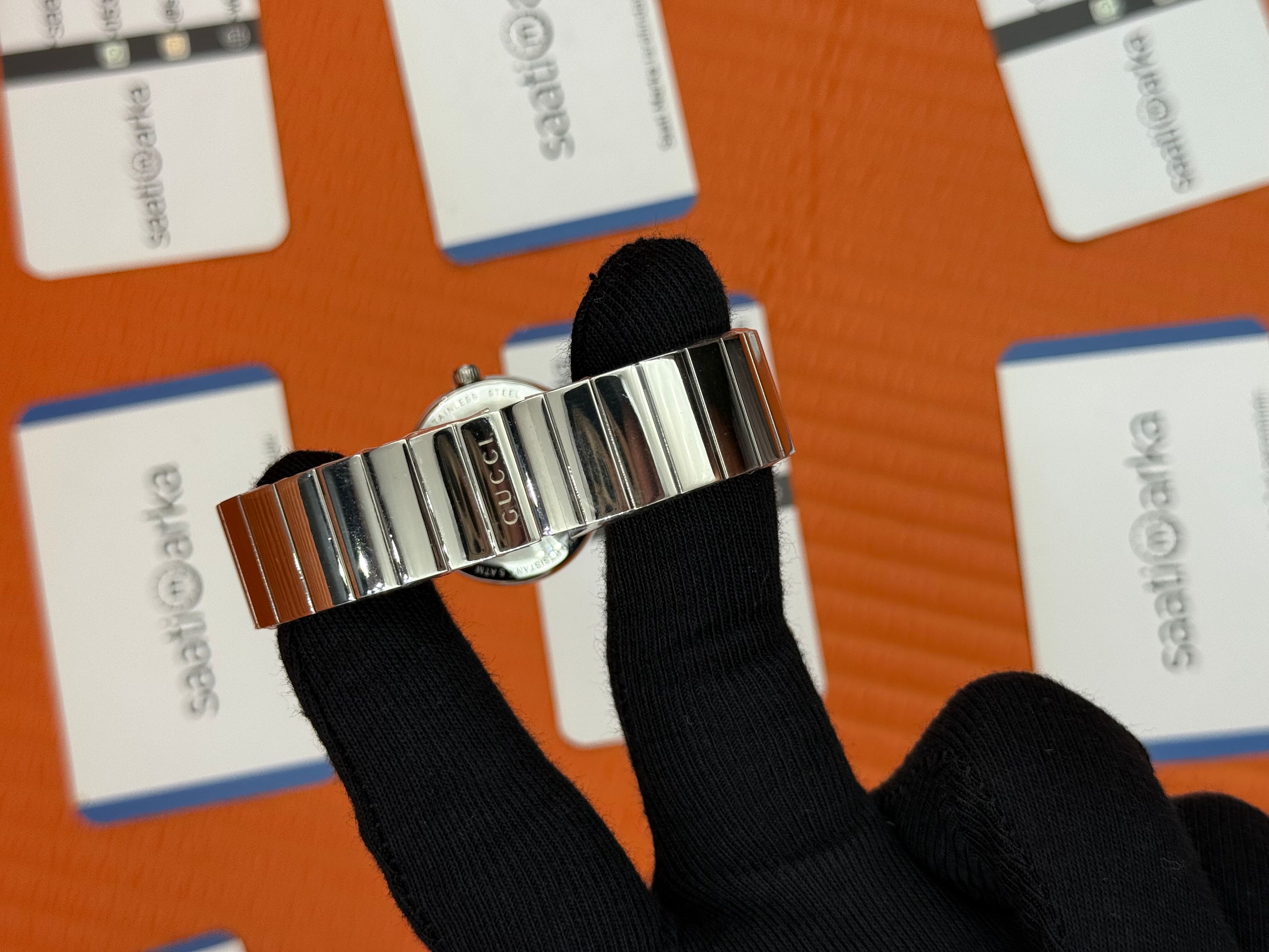 GUCCI antrasit kadran silver kordon taşlı bezel 