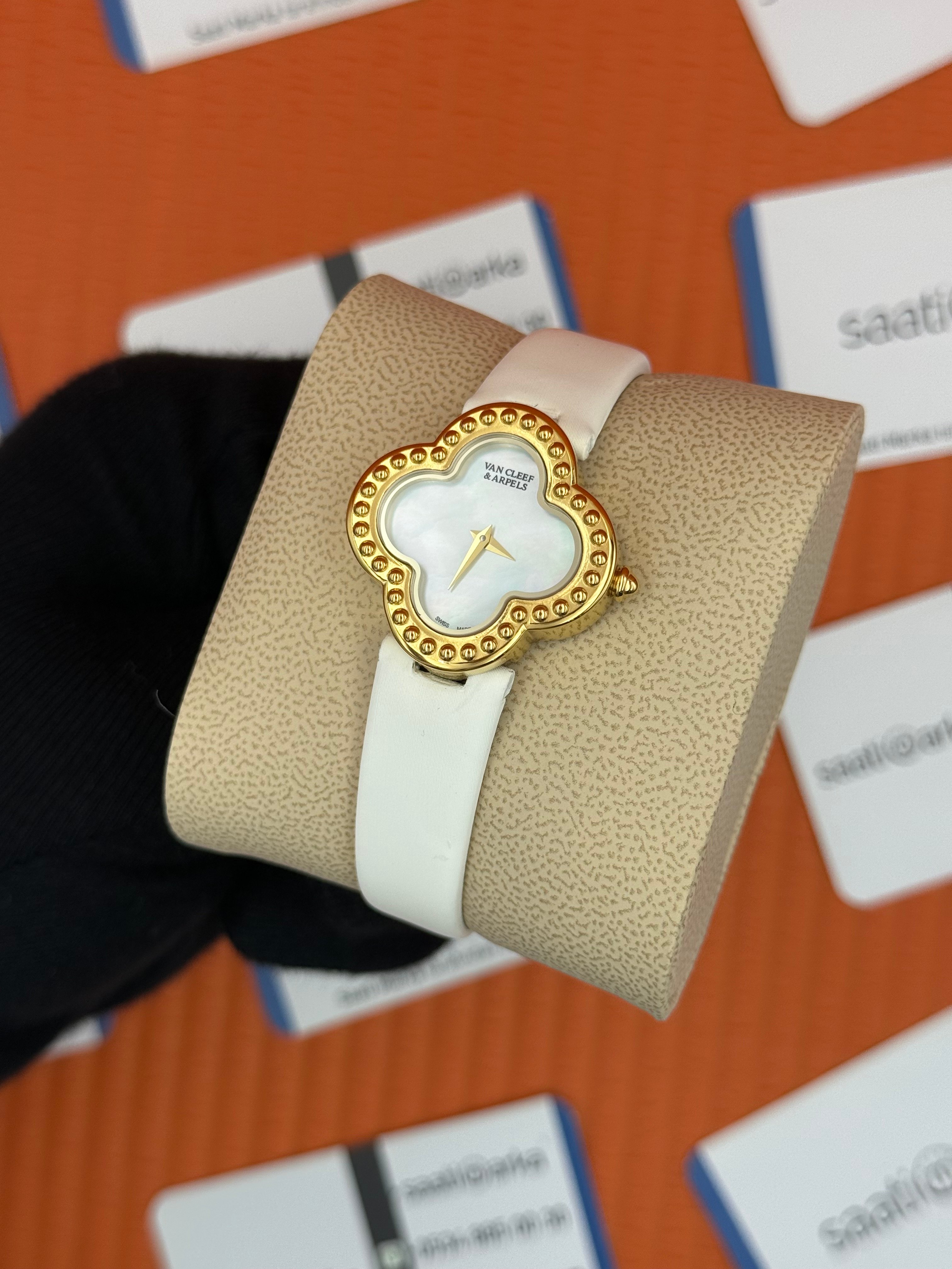 VAN CLEEF beyaz kadran beyaz deri kordon gold kasa bezel kadın kol saati