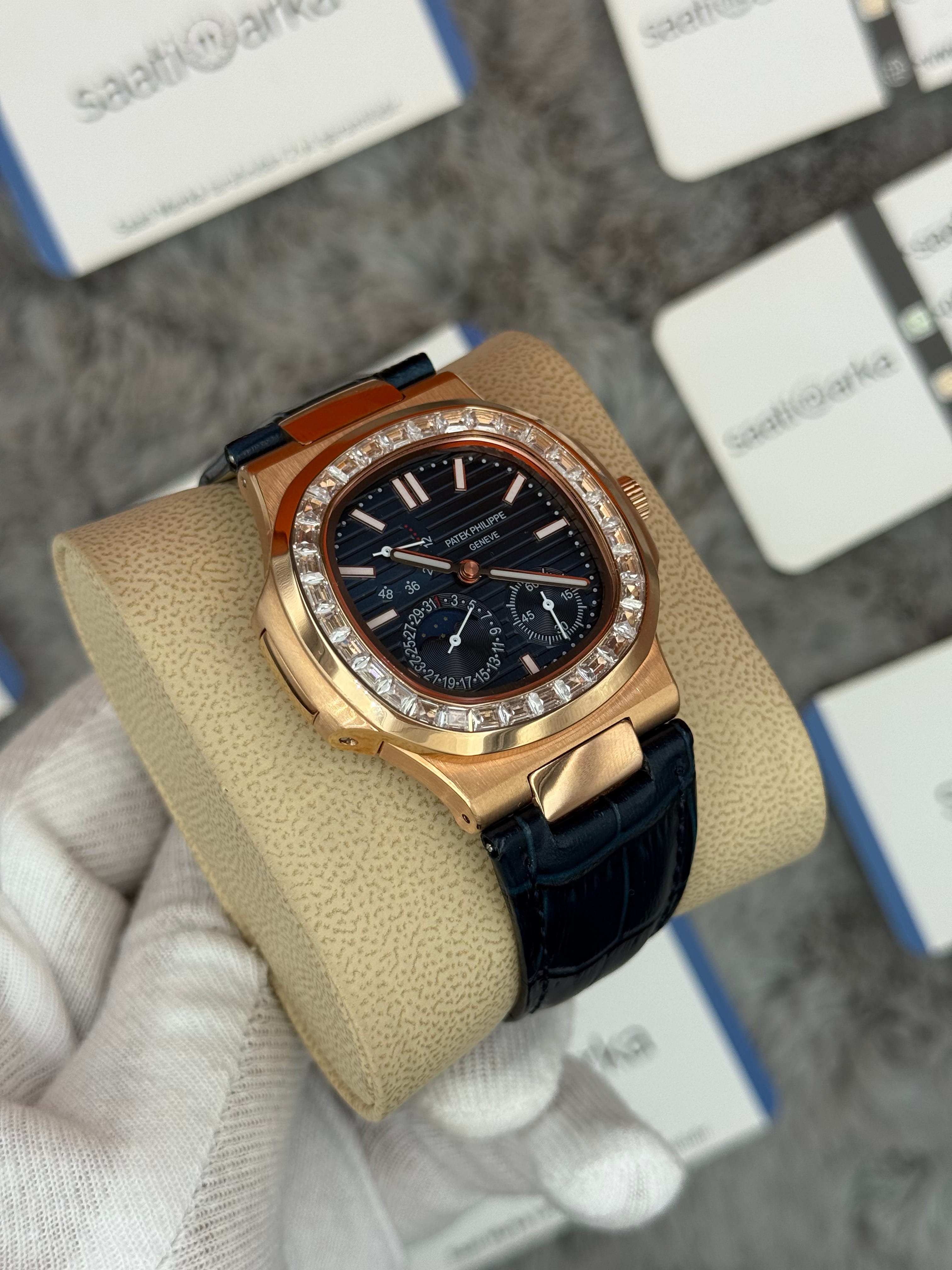 PATEK PHİLİPPE nautilus moontphase 5712 taşlı bezel lacivert kadran lacivert deri kordon rose kasa 40mm erkek kol saati