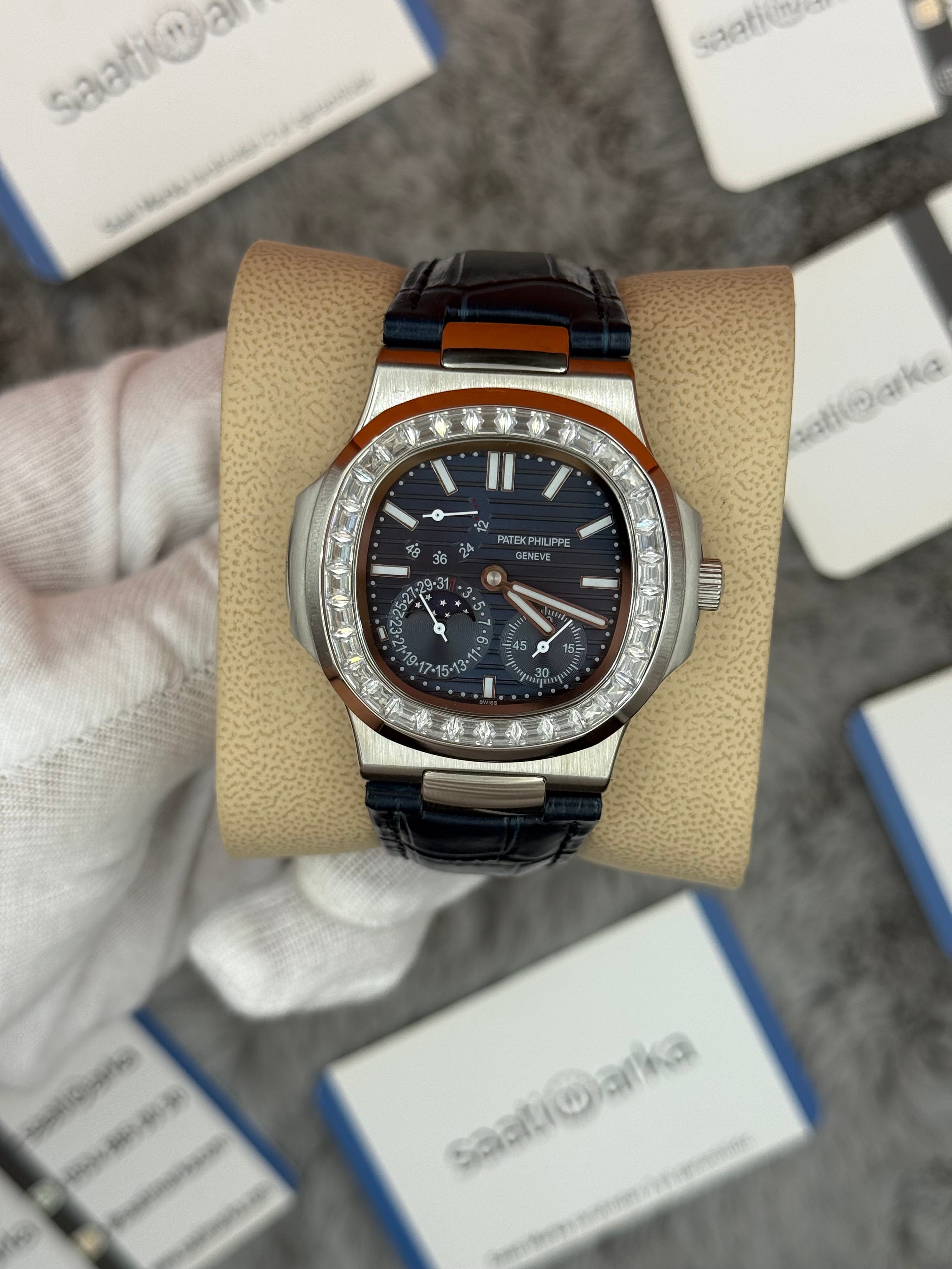 PATEK PHİLİPPE nautilus moontphase 5712 taşlı bezel lacivert kadran lacivert deri kordon silver kasa 40mm erkek kol saati