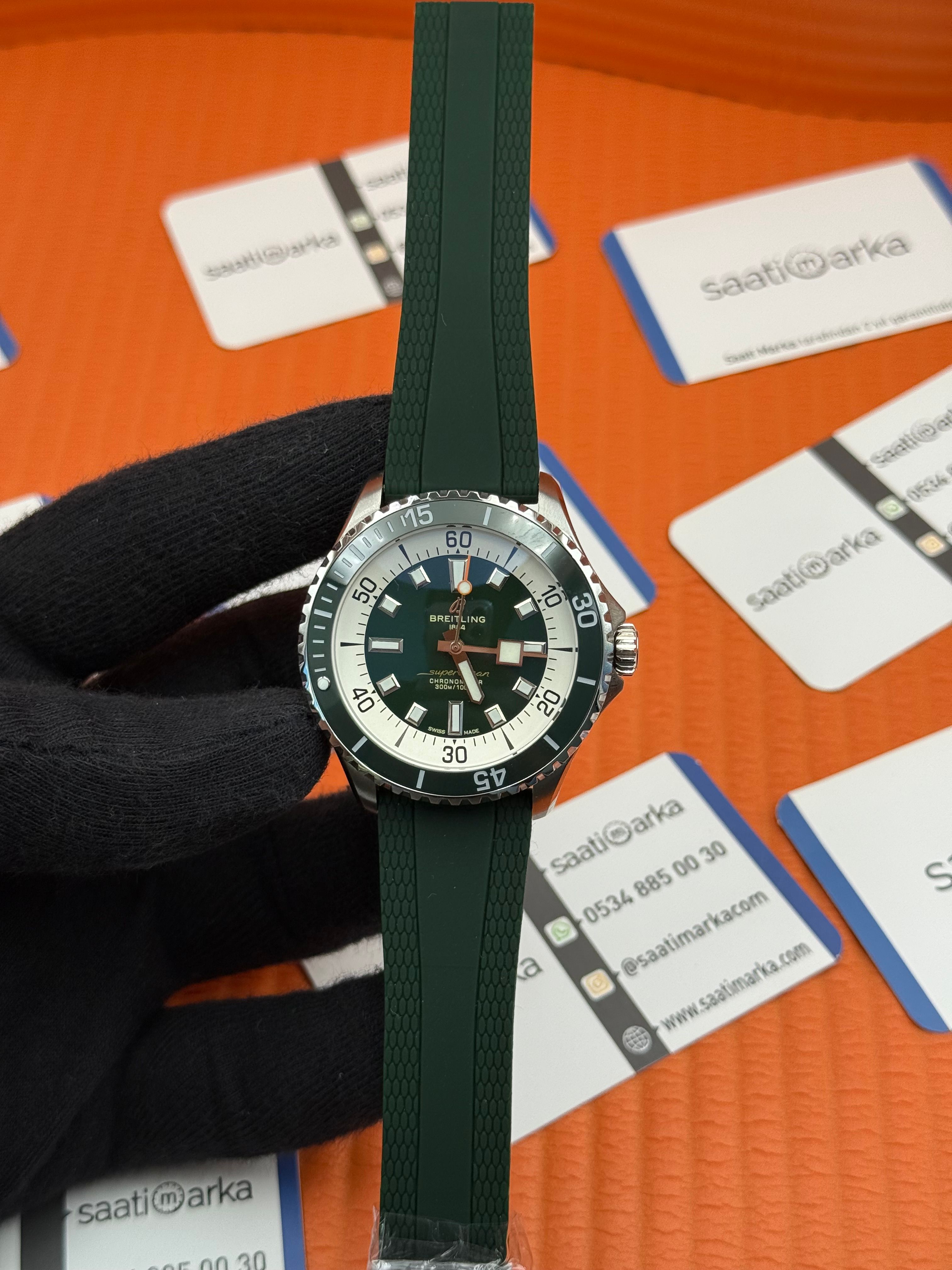 BREITLING Superocean yeşil kauçuk kordon yeşil kadran