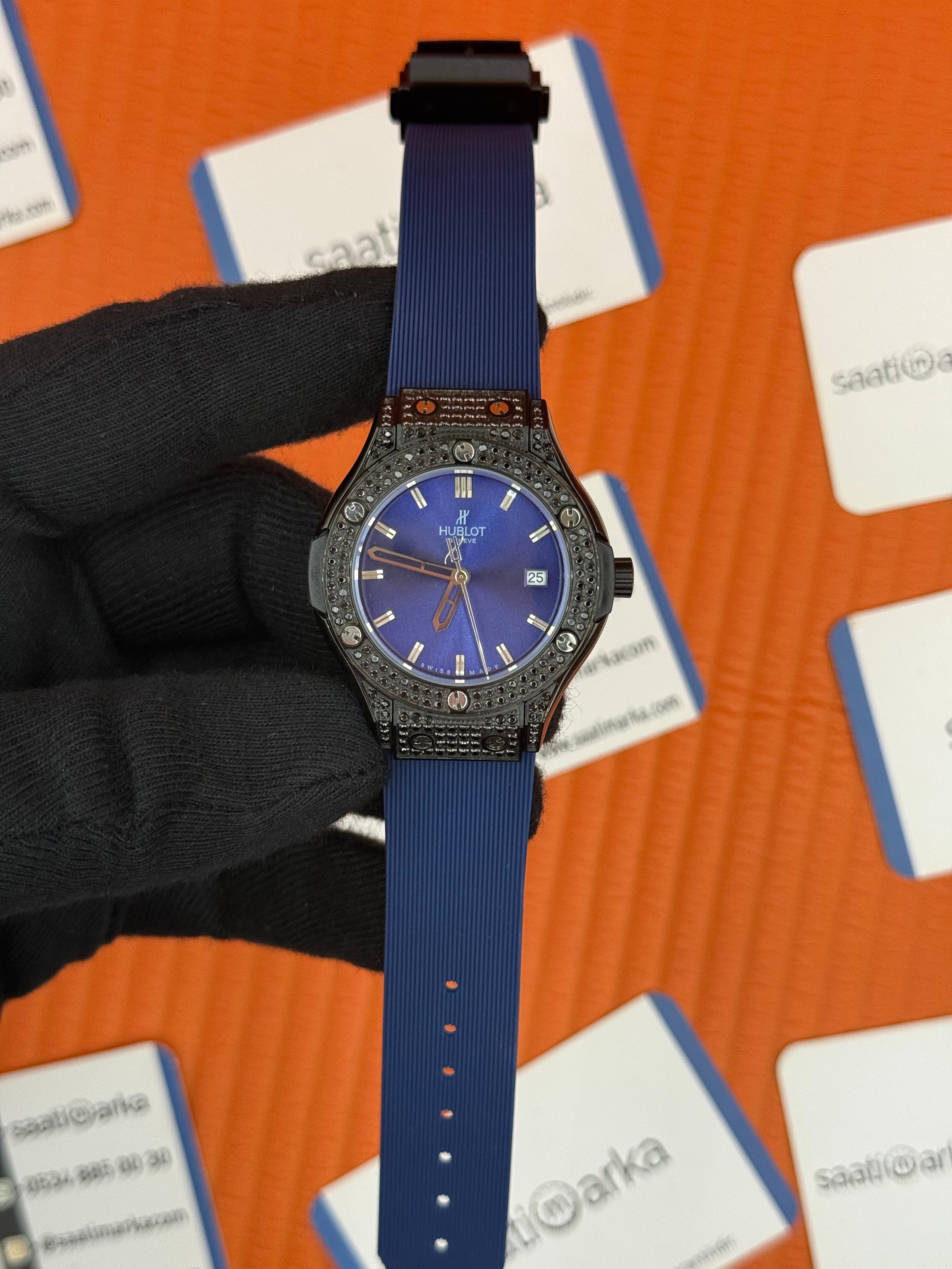 HUBLOT taşlı bezel siyah kasa mavi kadran mavi kauçuk kordon kadın kol saati