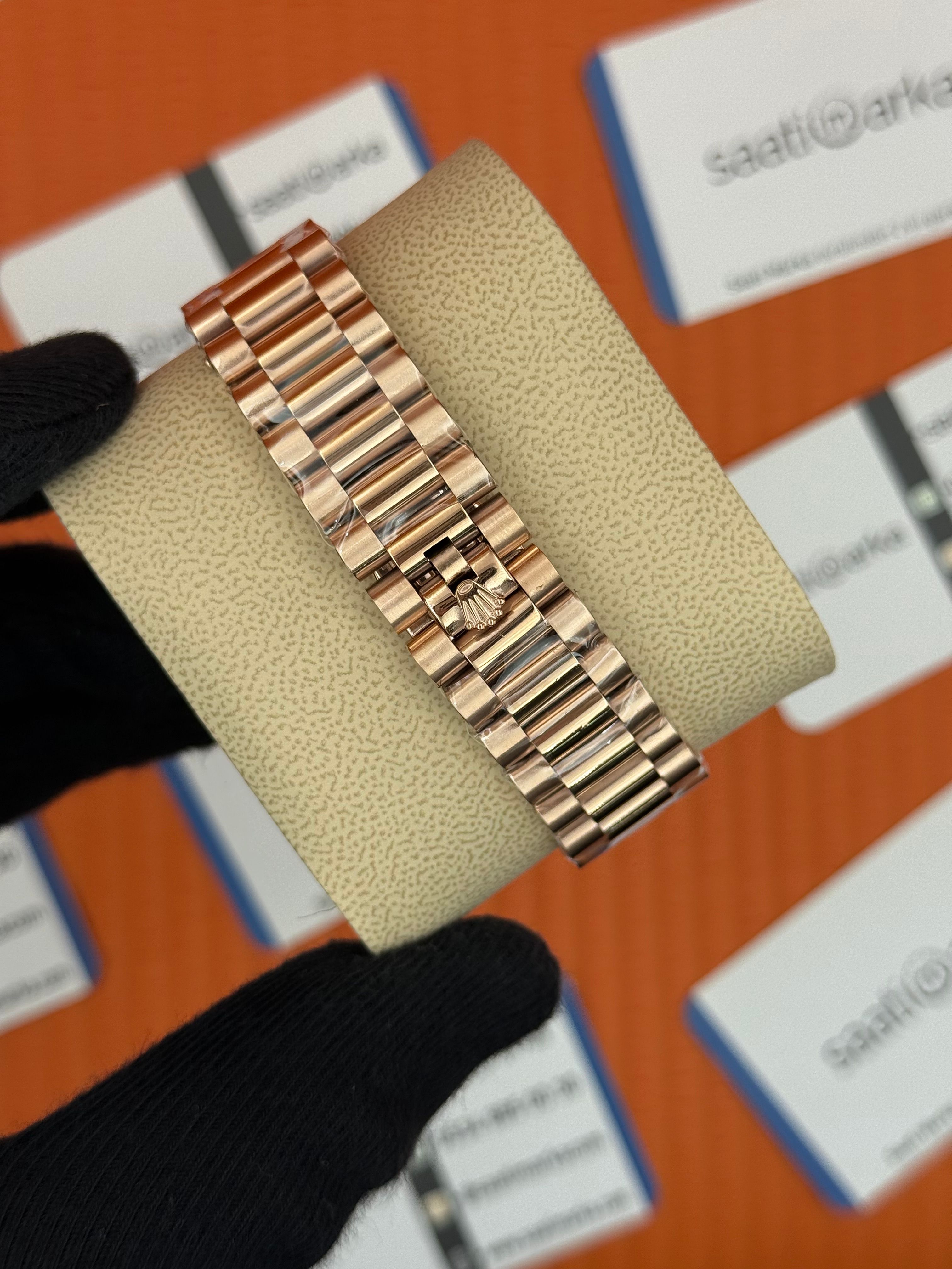 ROLEX Day Date roma rakamlı beyaz kadran rose kasa-kordon oyster