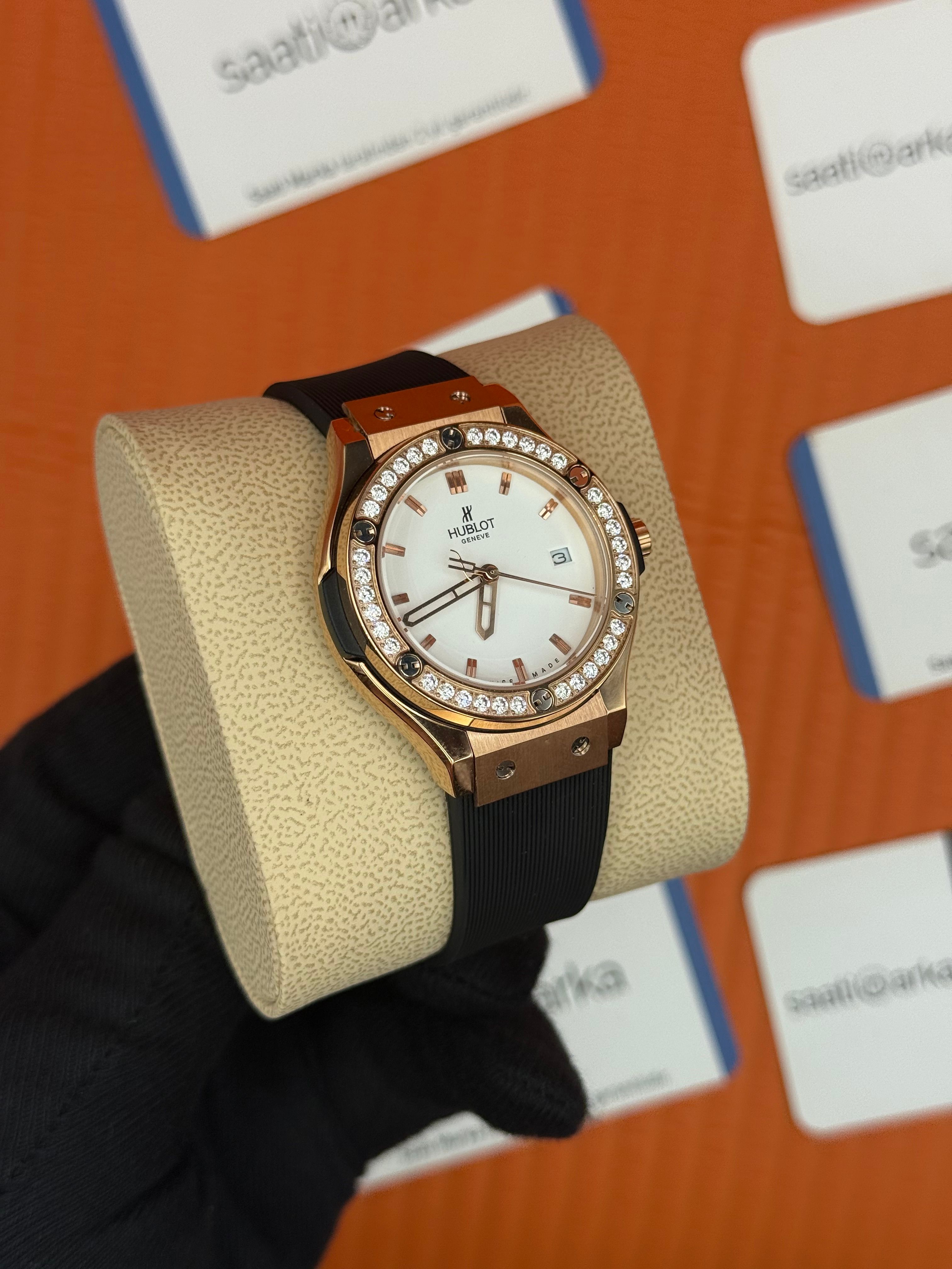 HUBLOT taşlı bezel rose kasa beyaz kadran siyah kauçuk kordon kadın kol saati