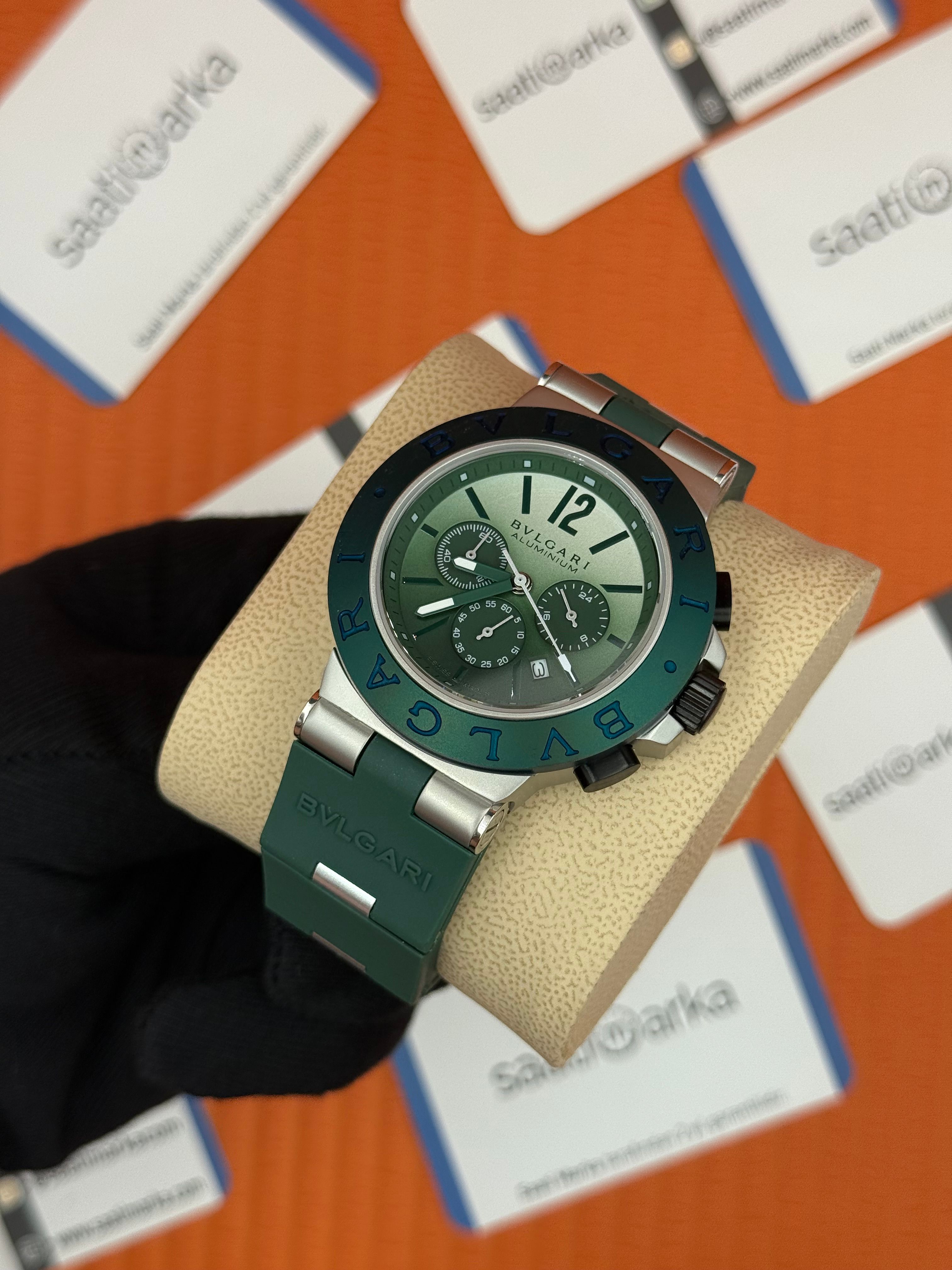 BVLGARI 104076 aluminium kasa yeşil kadran yeşil kauçuk kordon 