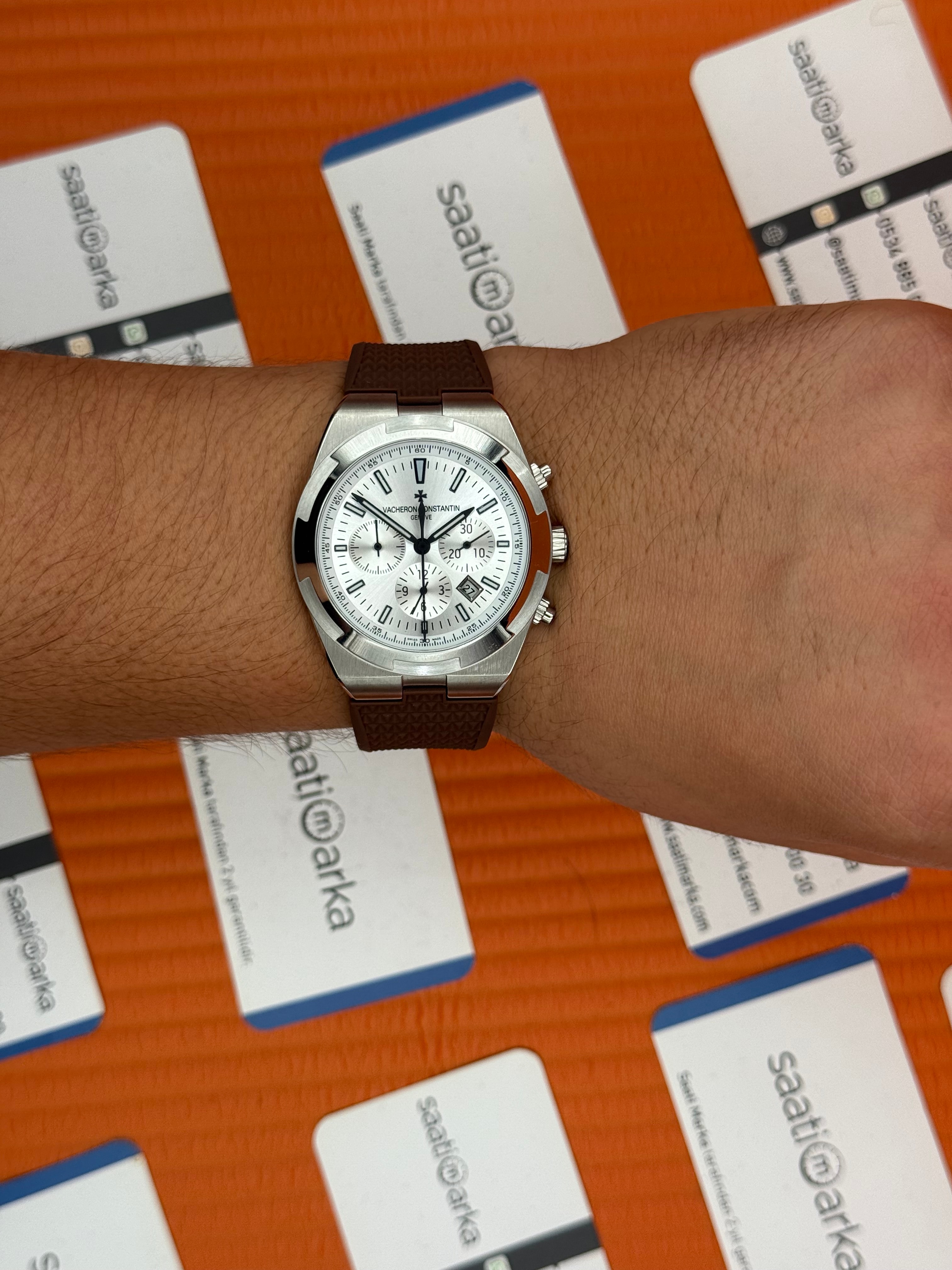 VACHERON CONSTANTIN overseas chronograph beyaz kadran silver kasa kahverengi kauçuk kordon erkek kol saati