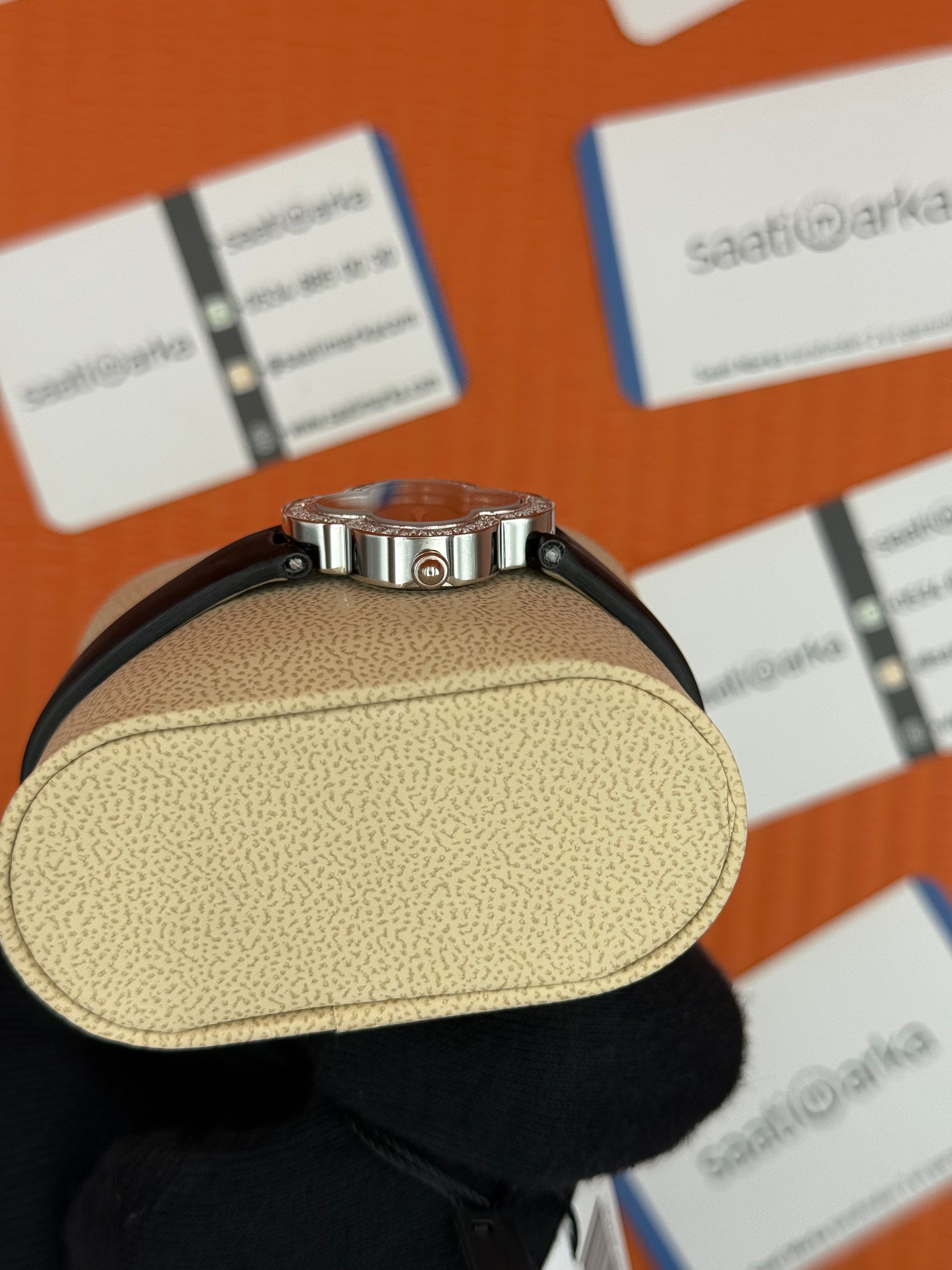 VAN CLEEF siyah kadran taşlı bezel deri kordon kadın kol saati 