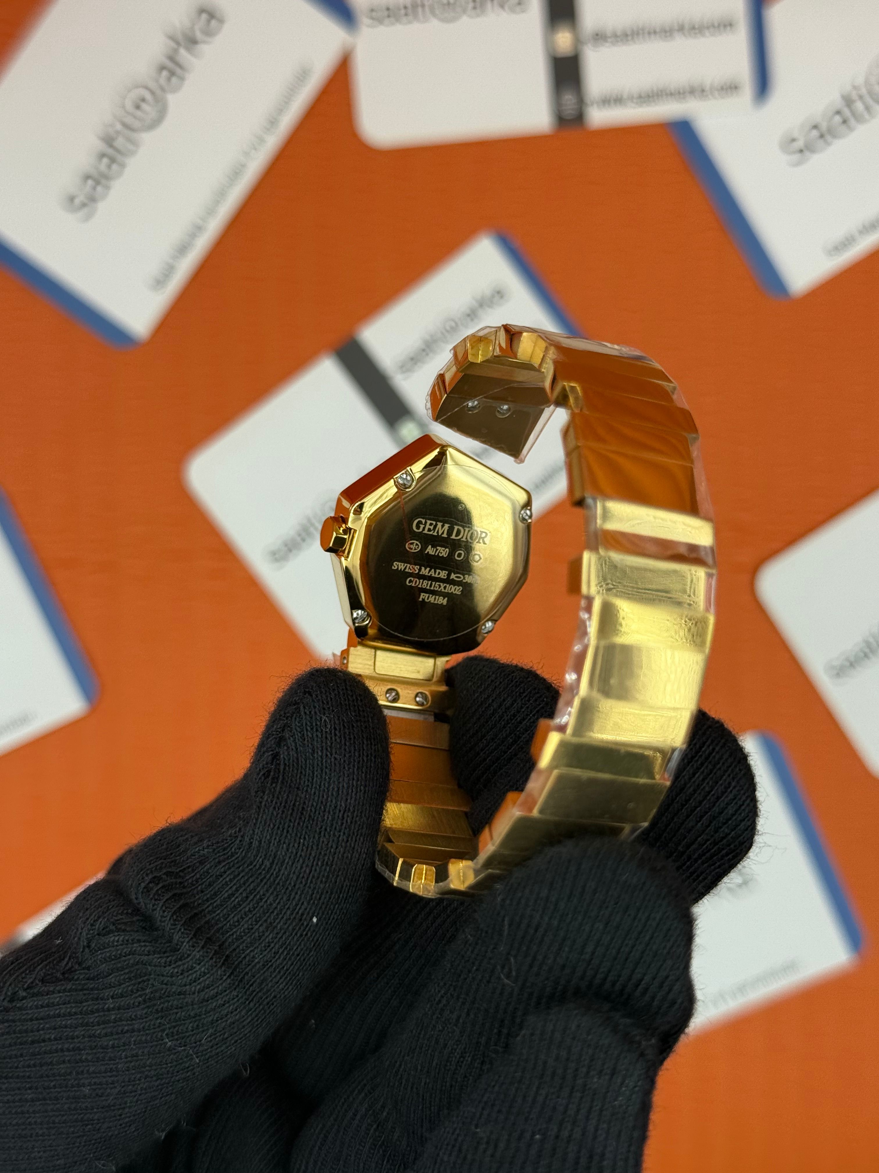 DİOR taşlı bezel yeşil kadran gold kasa kordon kadın kol saati