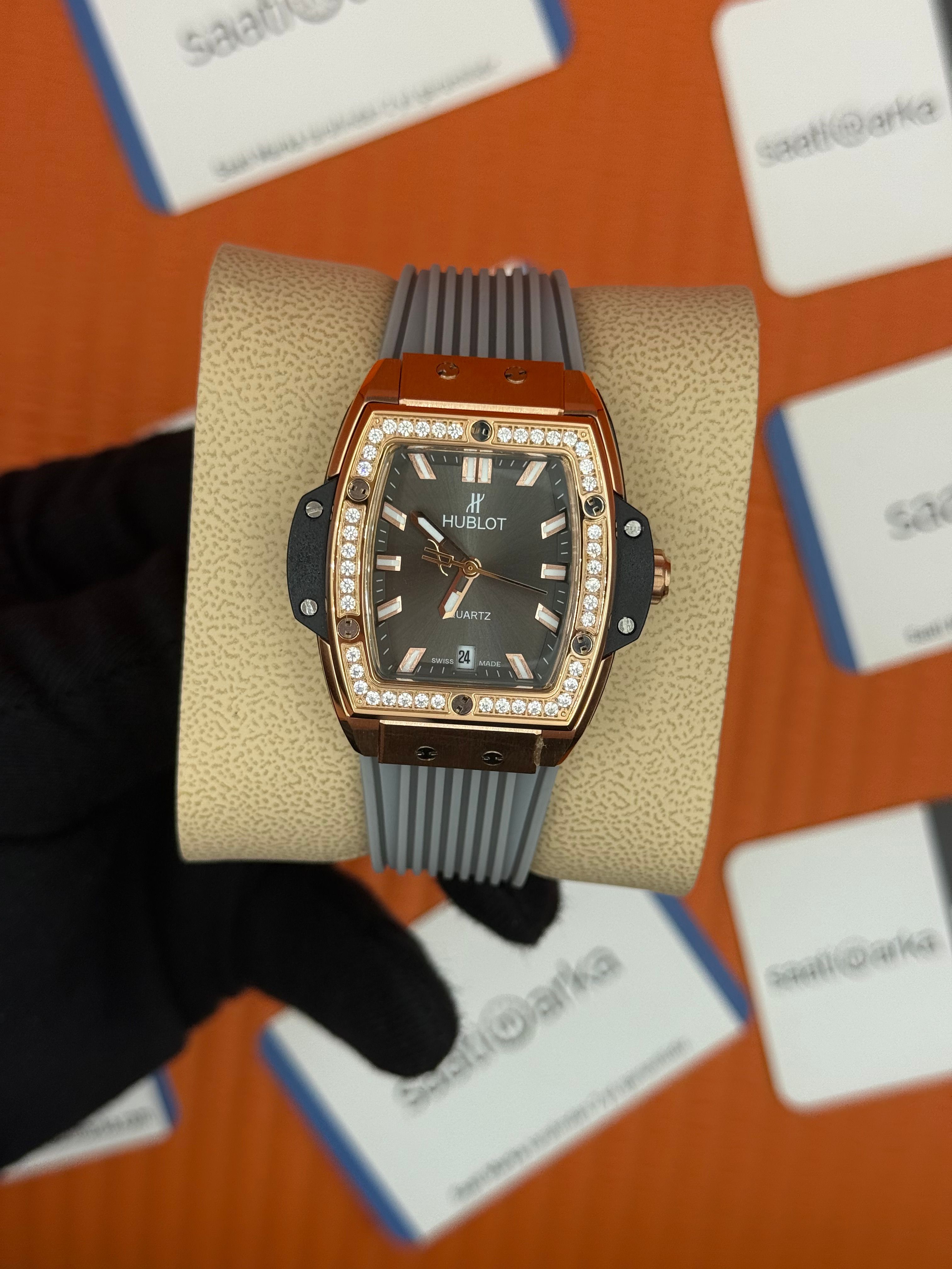 HUBLOT taşlı bezel rose kasa gri kadran gri kauçuk kordon kadın kol saati