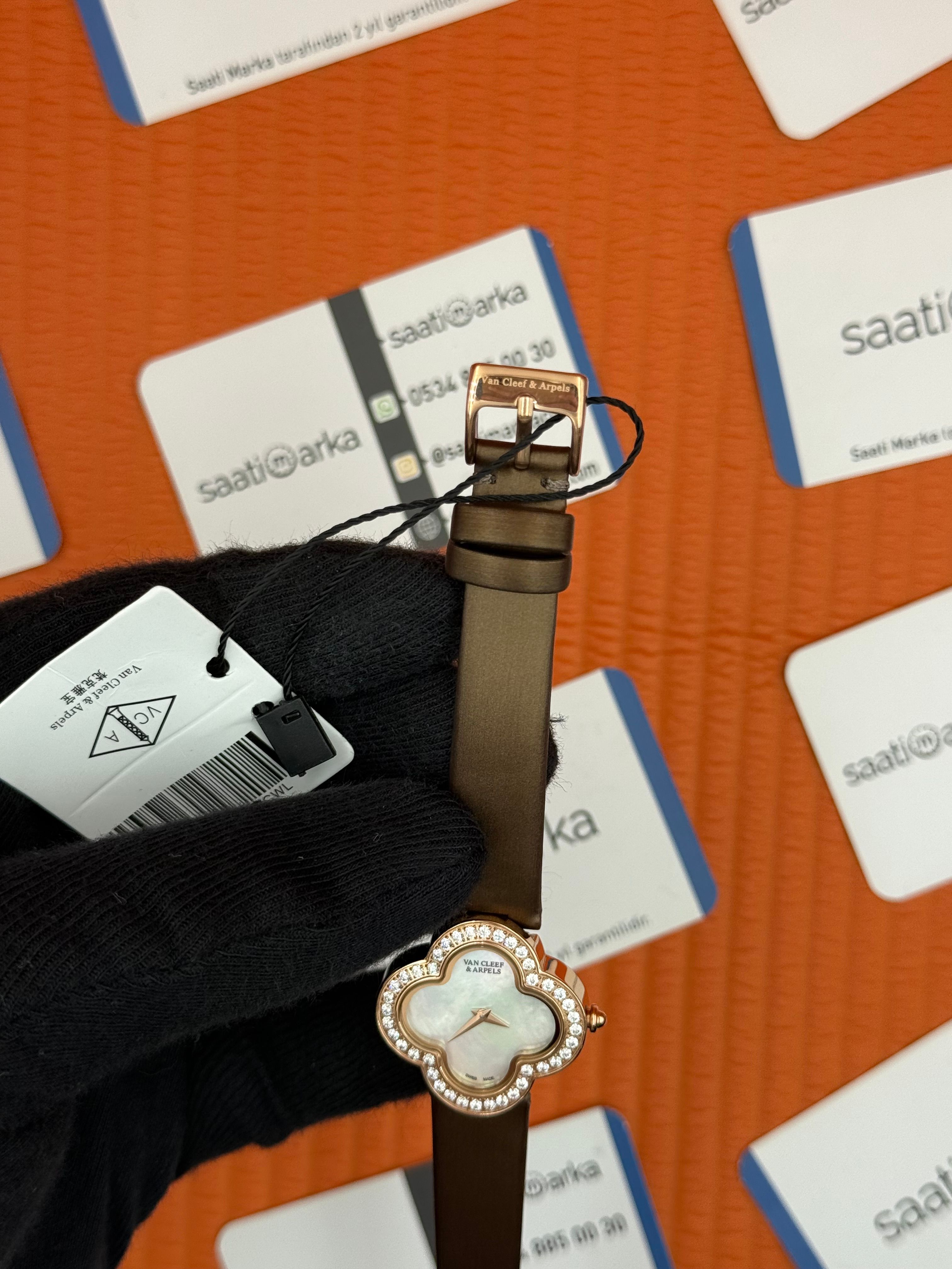 VAN CLEEF beyaz kadran kahverengi deri kordon taşlı bezel kadın kol saati
