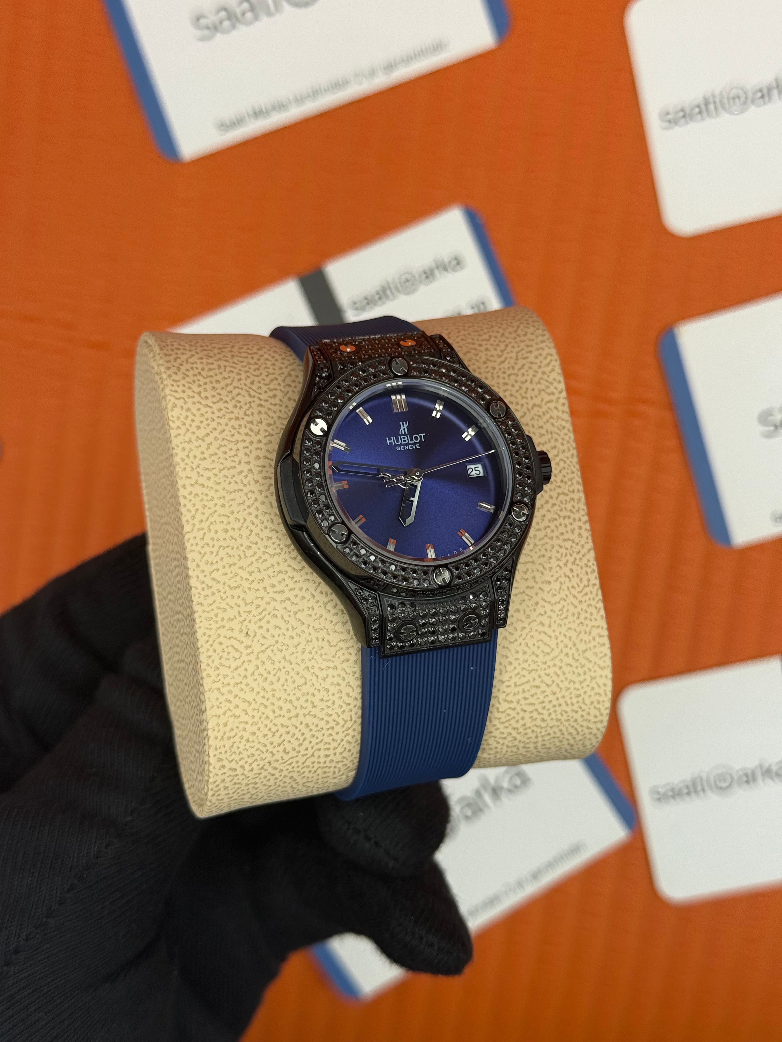 HUBLOT taşlı bezel siyah kasa mavi kadran mavi kauçuk kordon kadın kol saati