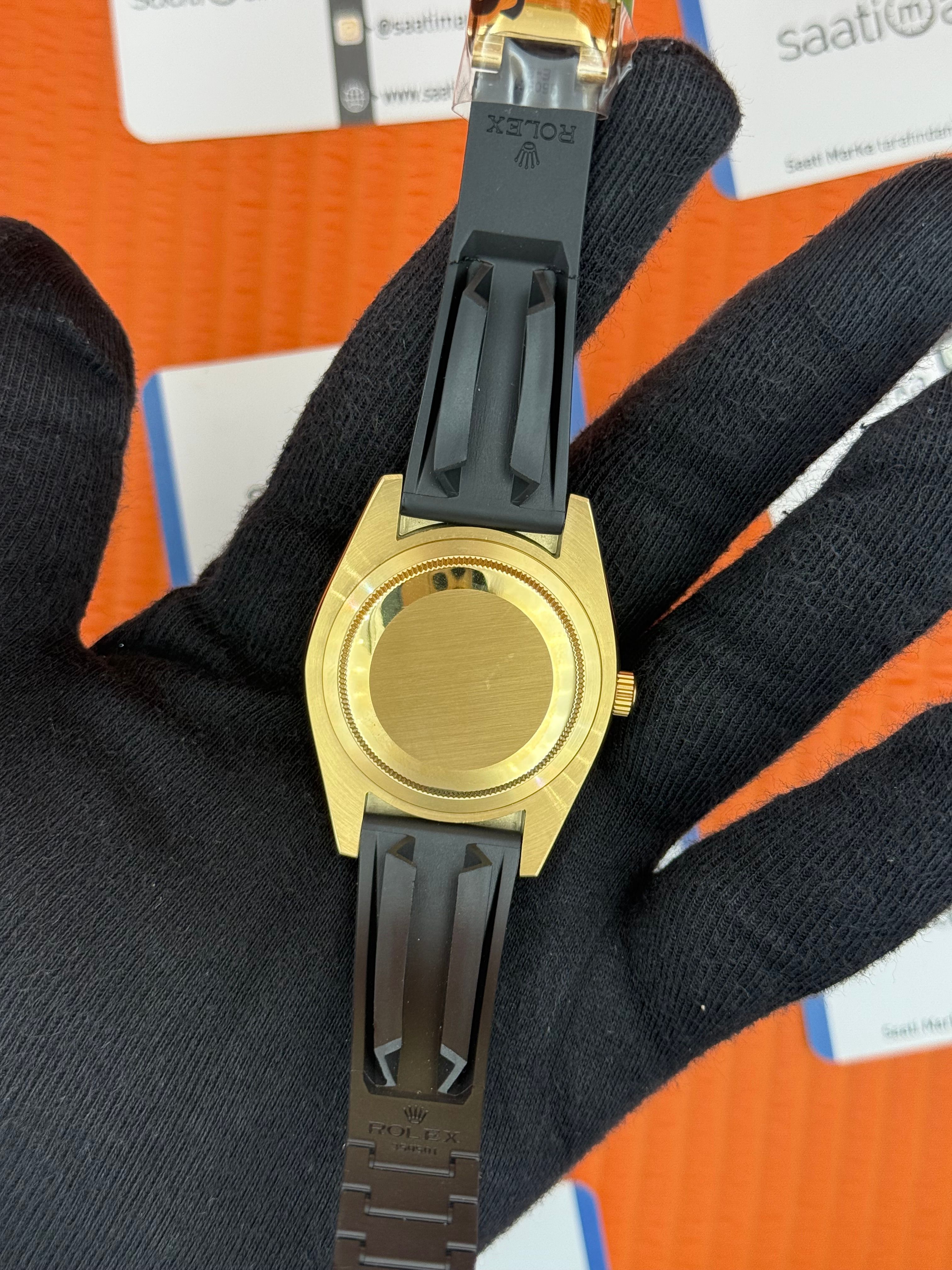 ROLEX Sky Dweller white dial gold kasa siyah kauçuk kordon