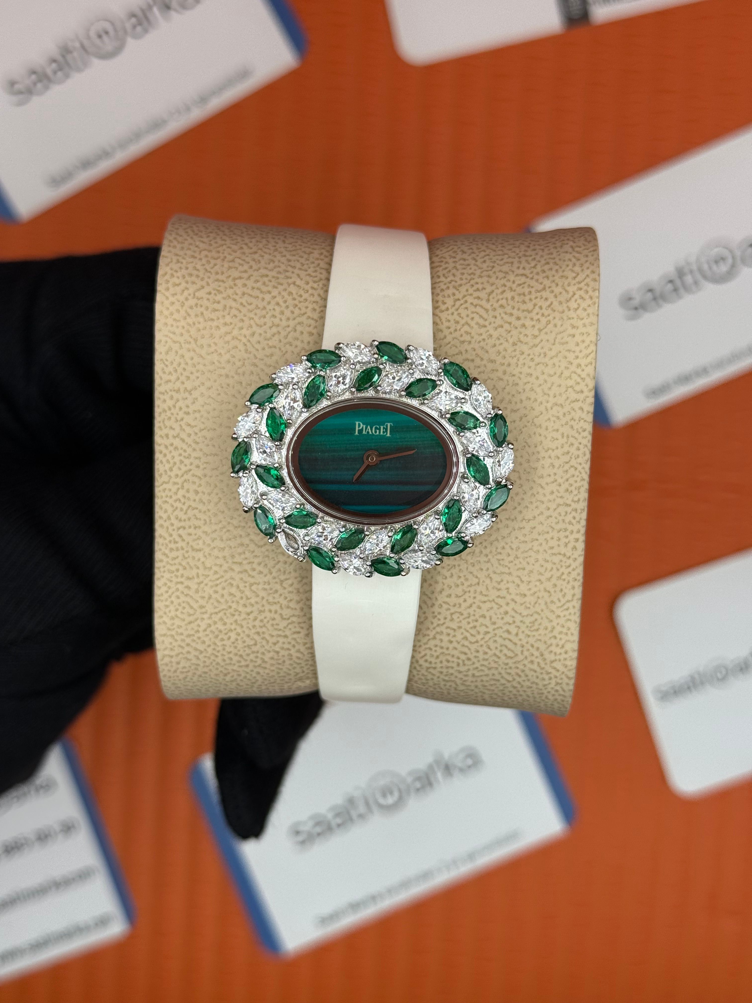 PIAGET taşlı bezel yeşil kadran beyaz deri kordon