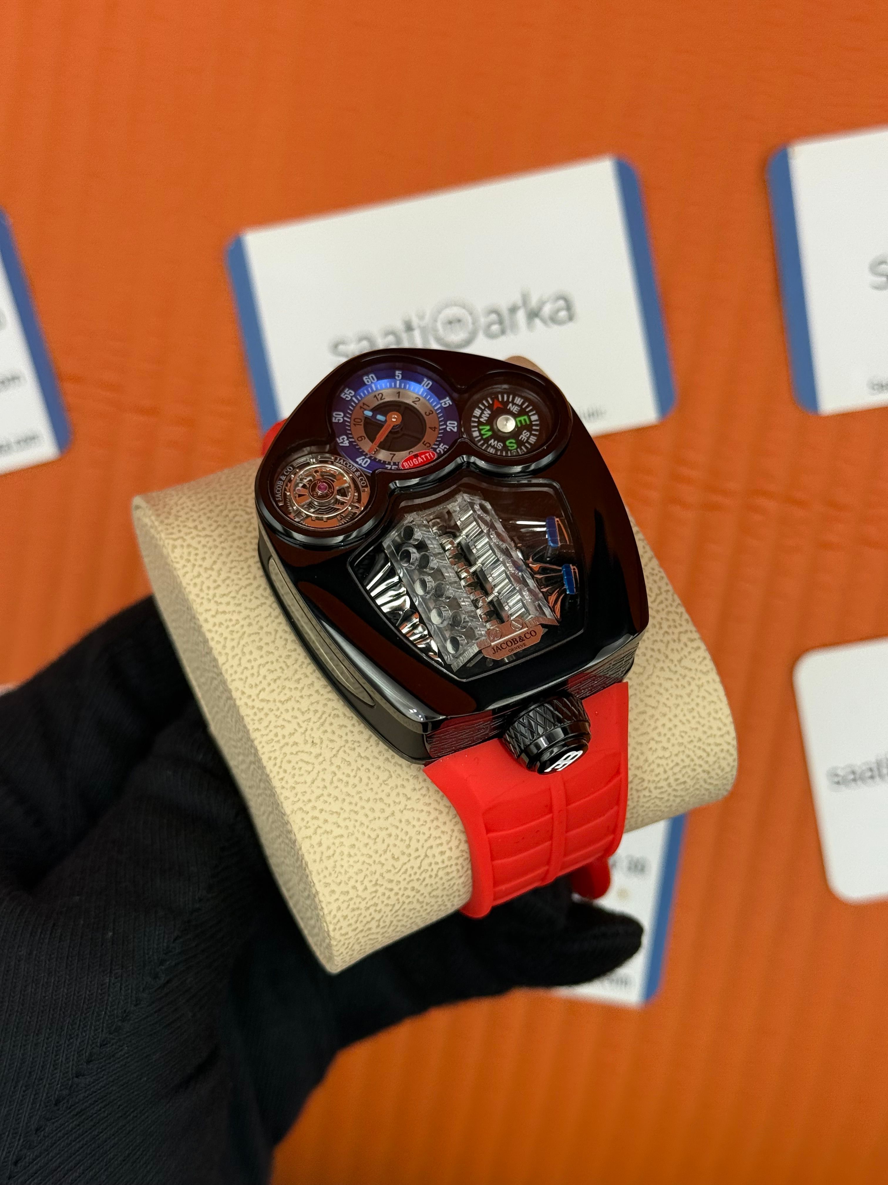 JACOB&CO BUGATTI turbillon kadran siyah kasa kırmızı kauçuk kordon 