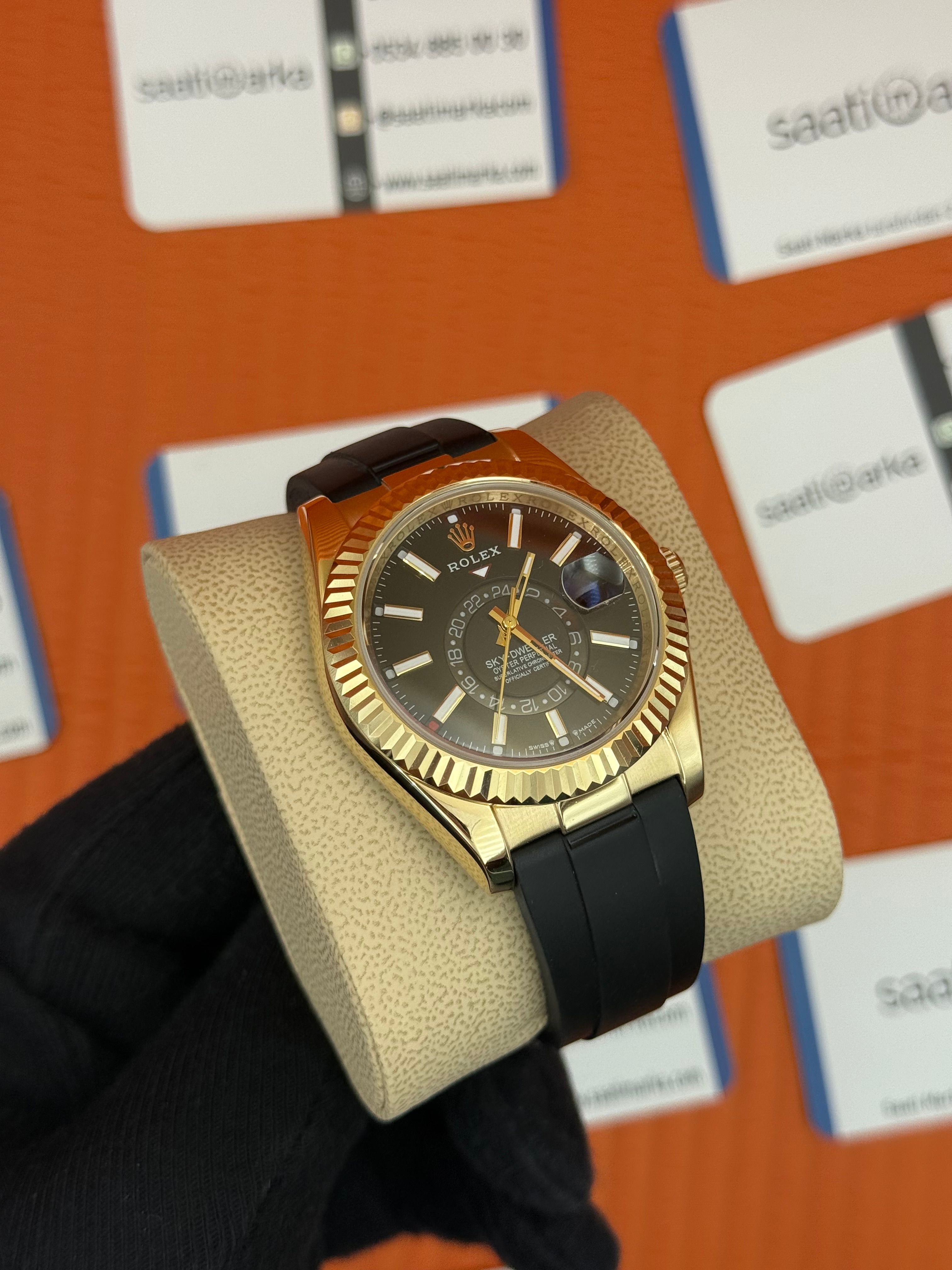 ROLEX Sky Dweller black dial gold kasa siyah kauçuk kordon