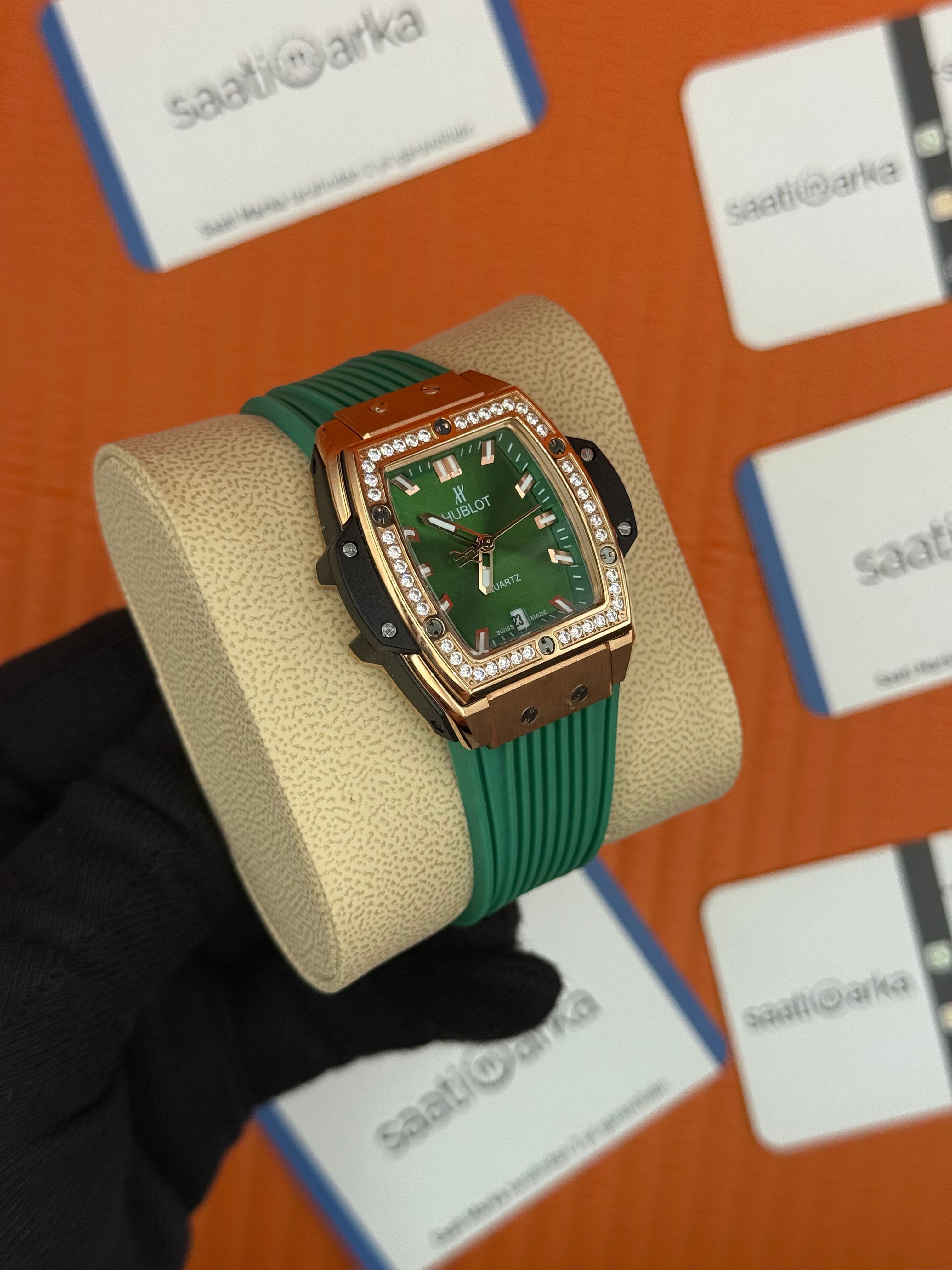 HUBLOT taşlı bezel rose kasa yeşil kadran yeşil kauçuk kordon kadın kol saati