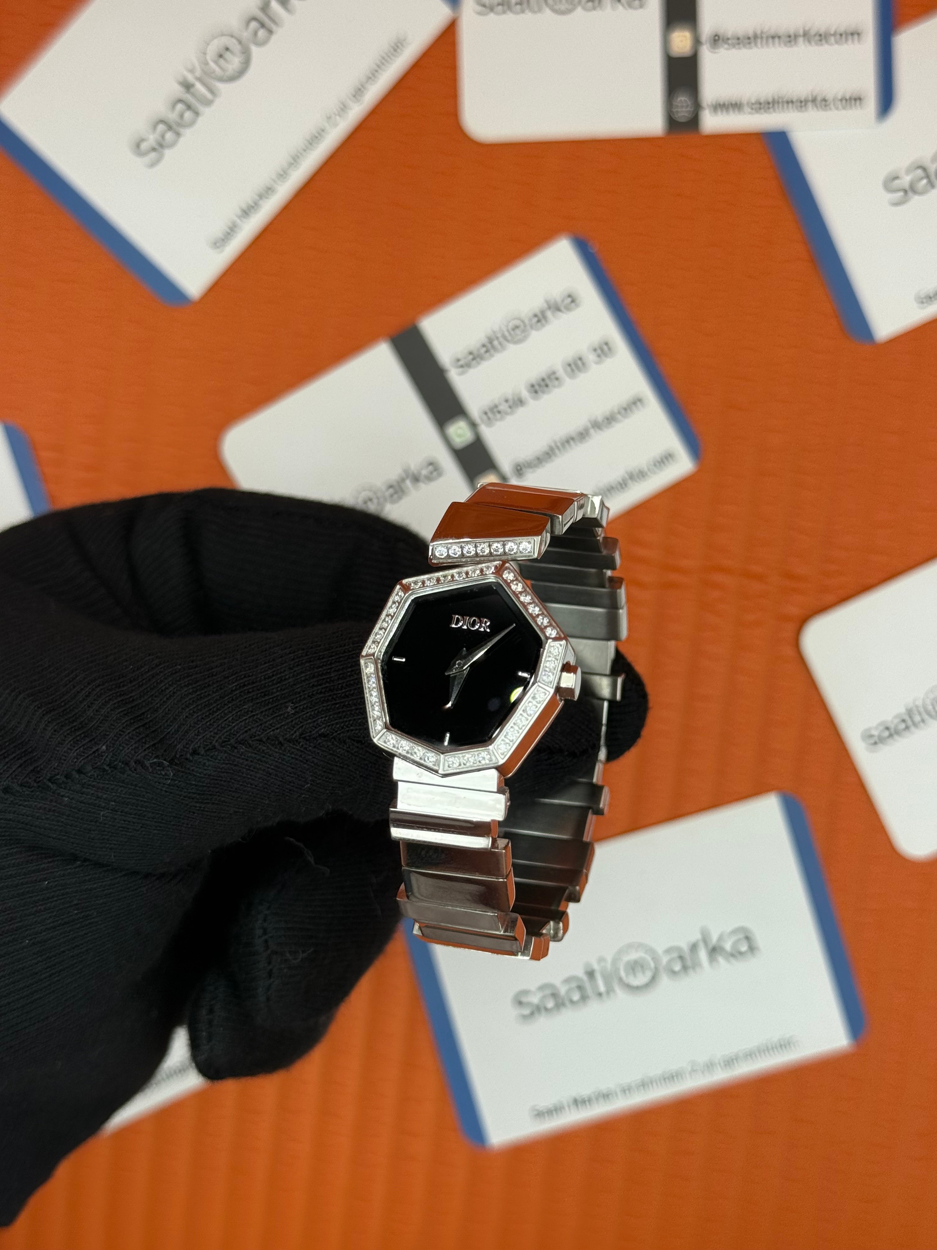 DİOR taşlı bezel siyah kadran silver kasa kordon kadı  kol saati