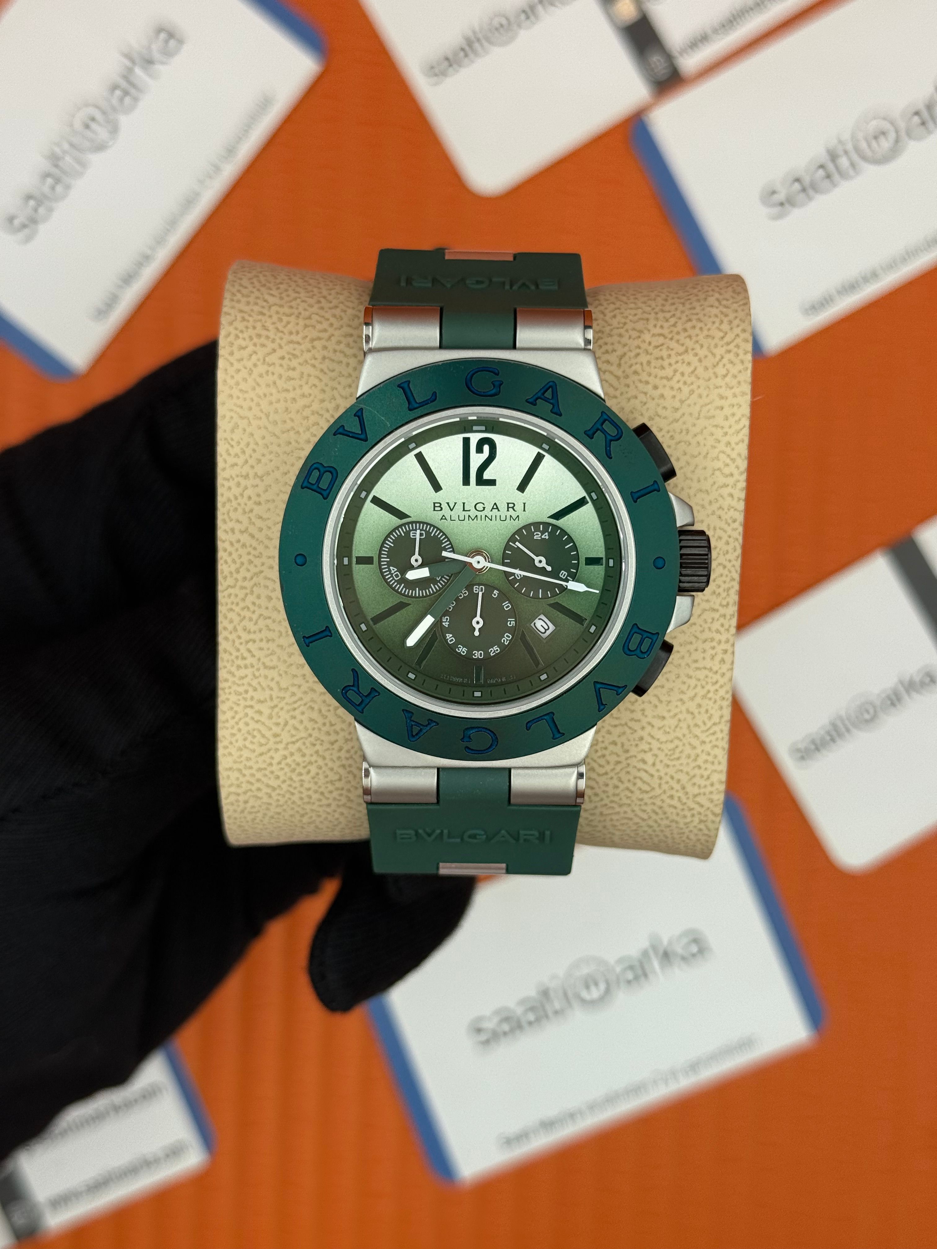 BVLGARI 104076 aluminium kasa yeşil kadran yeşil kauçuk kordon 
